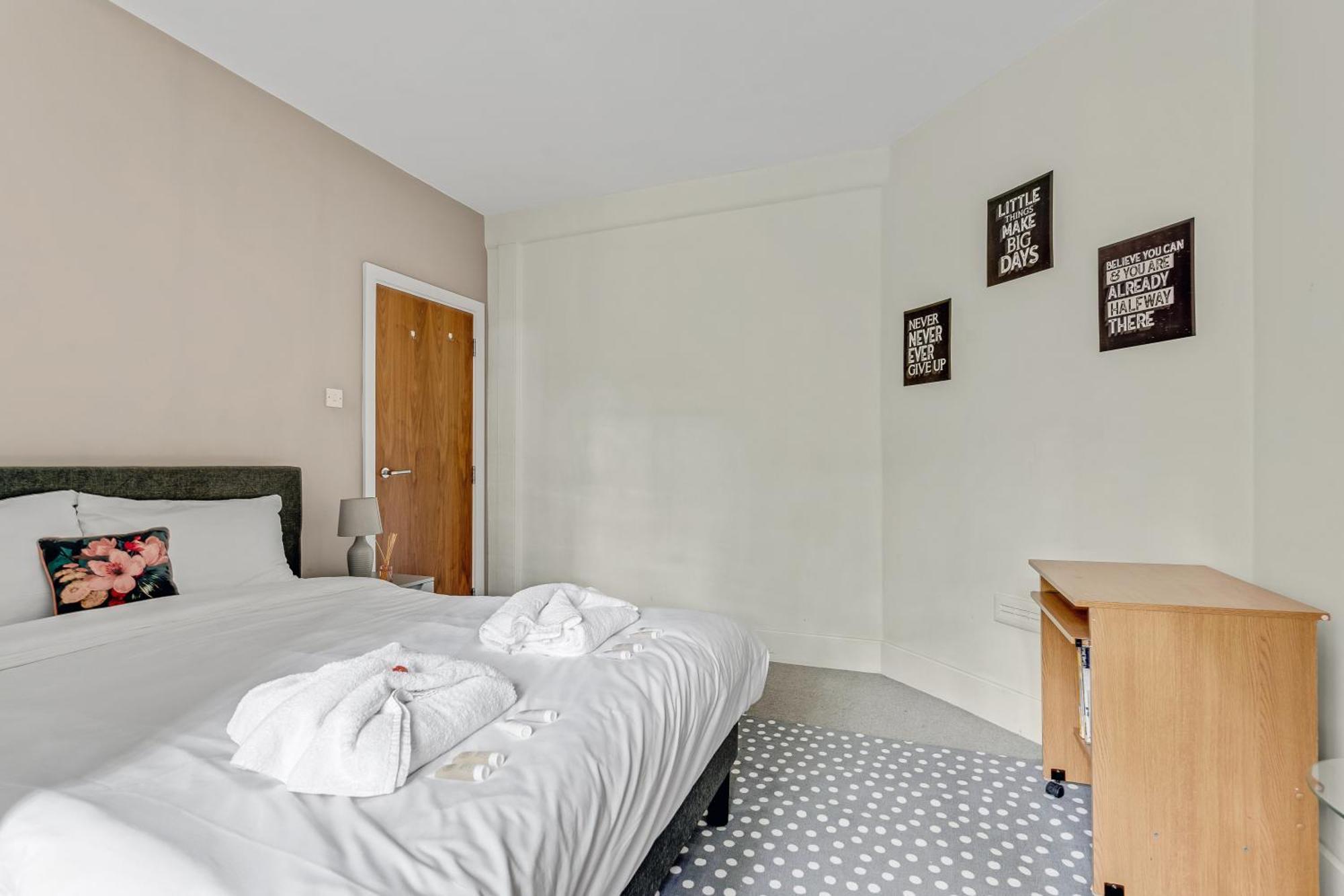 Very Central,1gb Fibre Wifi, 2min To Tube & Heathrow, Free Coffee, Milk & Snacks, 2 New Tvs & Sofabed Londres