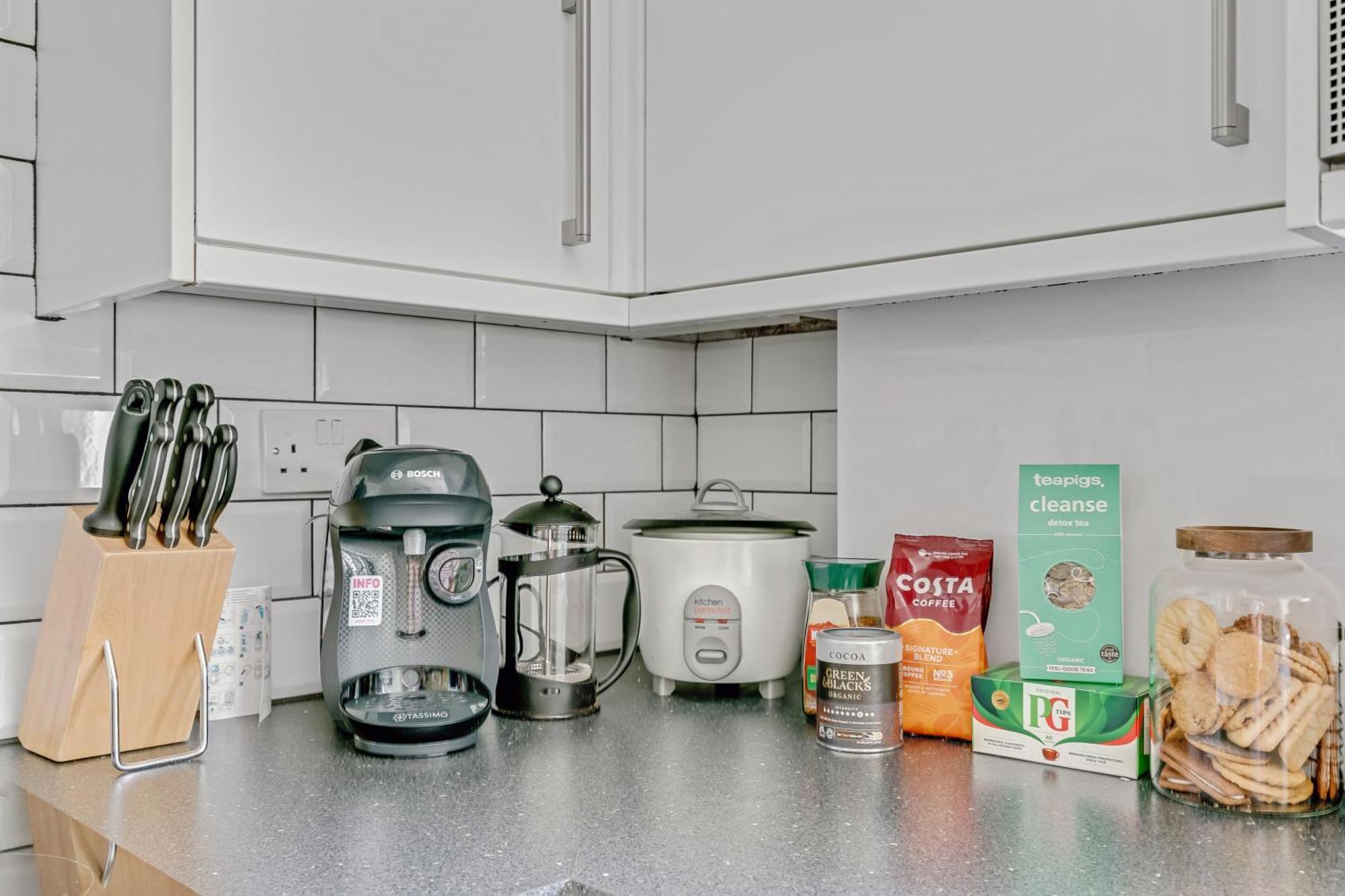 Very Central,1gb Fibre Wifi, 2min To Tube & Heathrow, Free Coffee, Milk & Snacks, 2 New Tvs & Sofabed * Londres