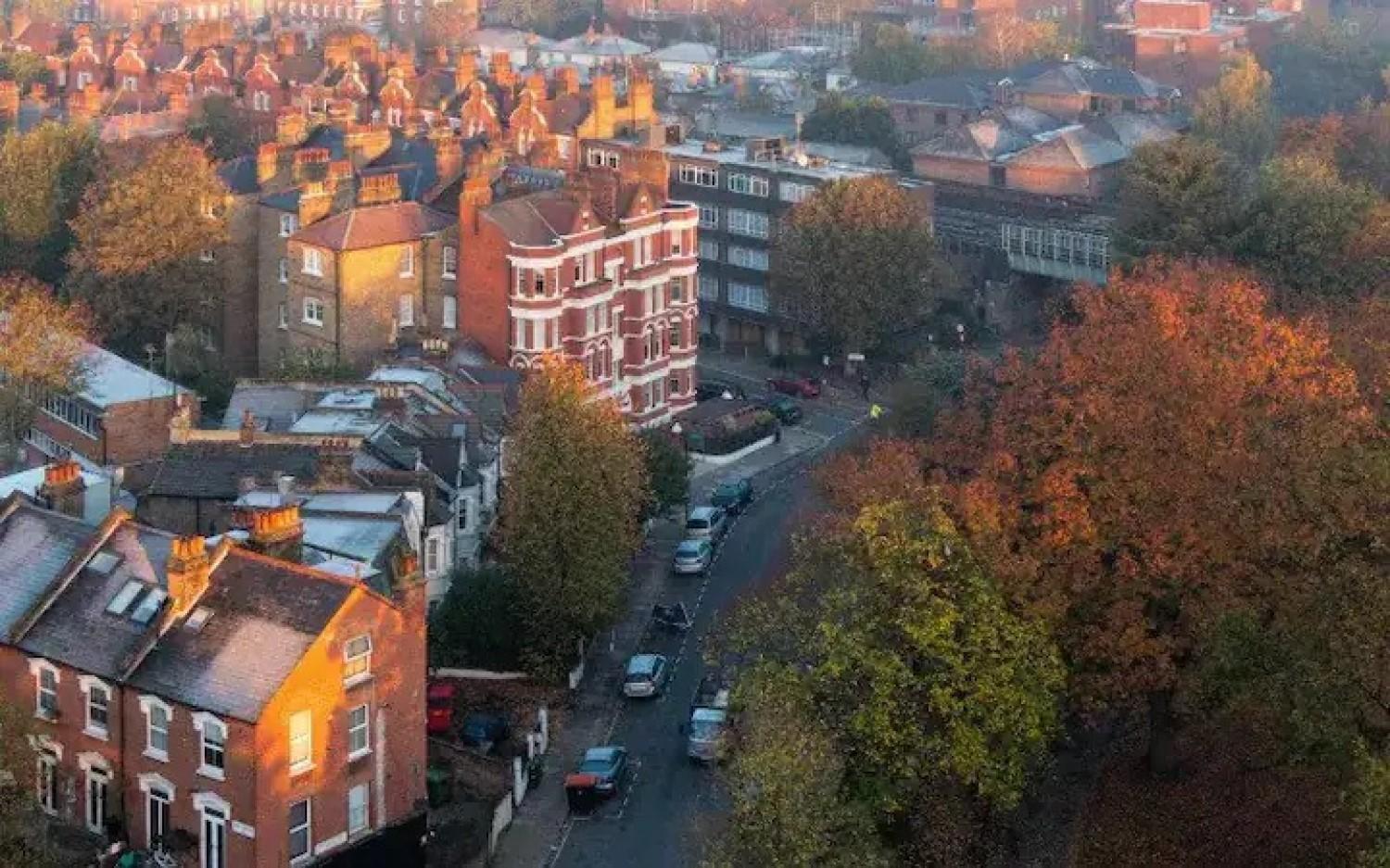 Sleek 2 Bedroom Flat With Private Patio & Firepit In Shepherds Bush, Near Hammersmith Apartamento