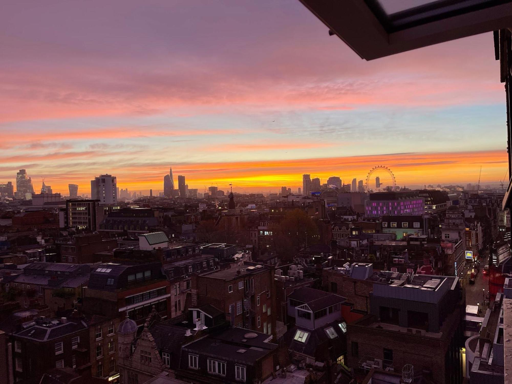 Appartement Bright 2-bedroom In Soho High-rise With Skyline Views Londen