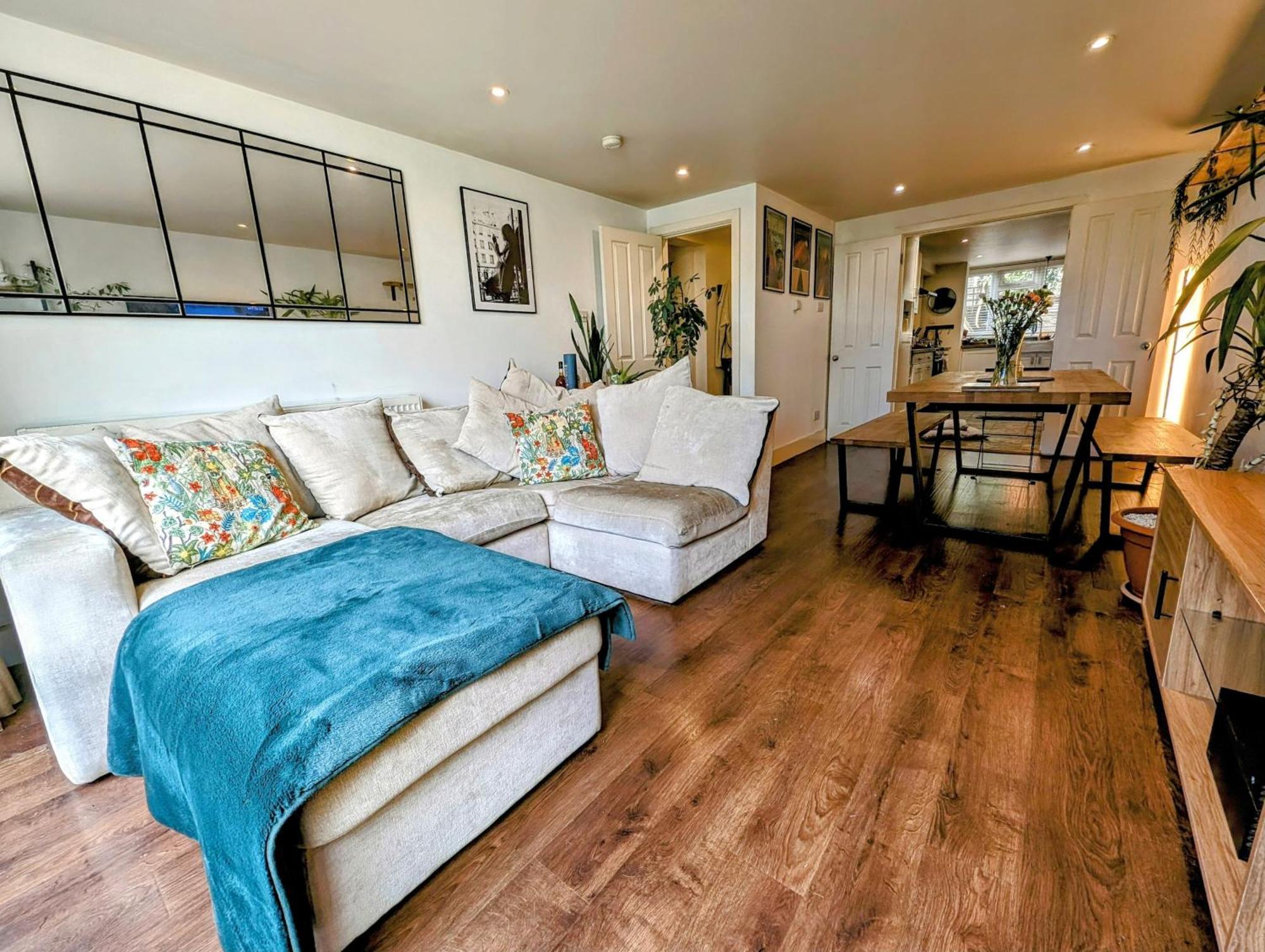 Modern Well Presented With Garden Londen