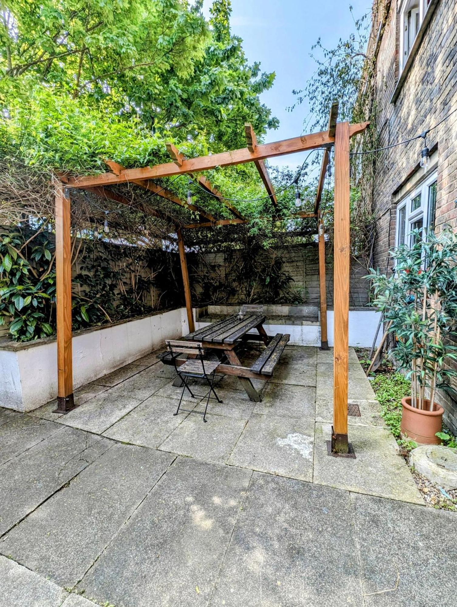 Modern Well Presented With Garden Appartement *
