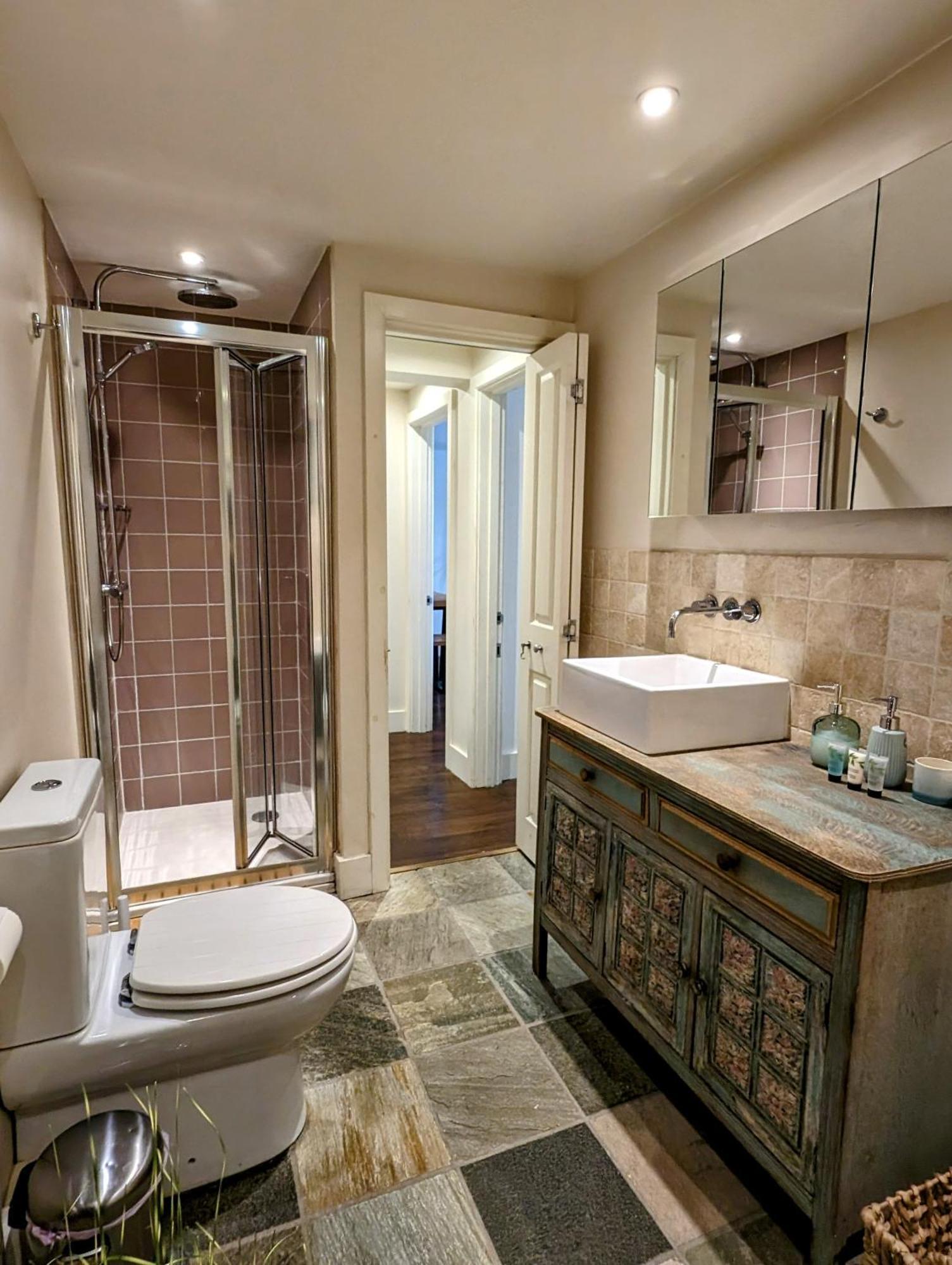 Modern Well Presented With Garden Londen