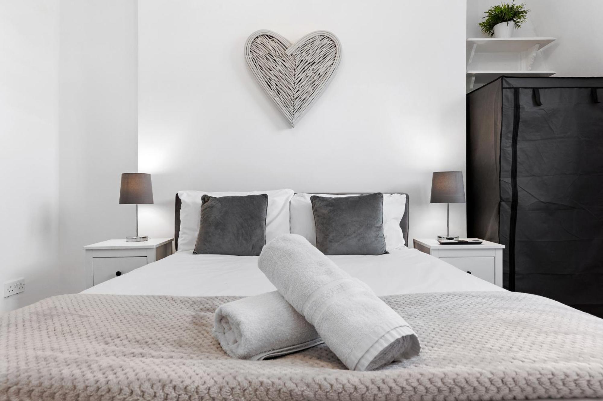 Newly Renovated Kensington 2 Bedroom With Balcony Near Harrods Sleeps 6, 2 Min Walk From Station Londres