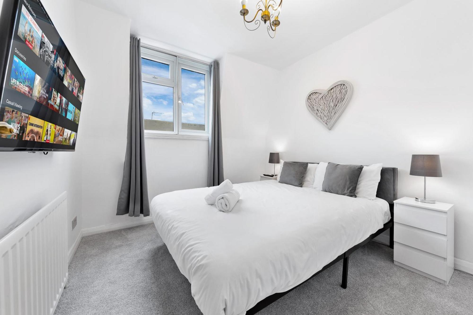 Newly Renovated Kensington 2 Bedroom With Balcony Near Harrods Sleeps 6, 2 Min Walk From Station Appartement Londres