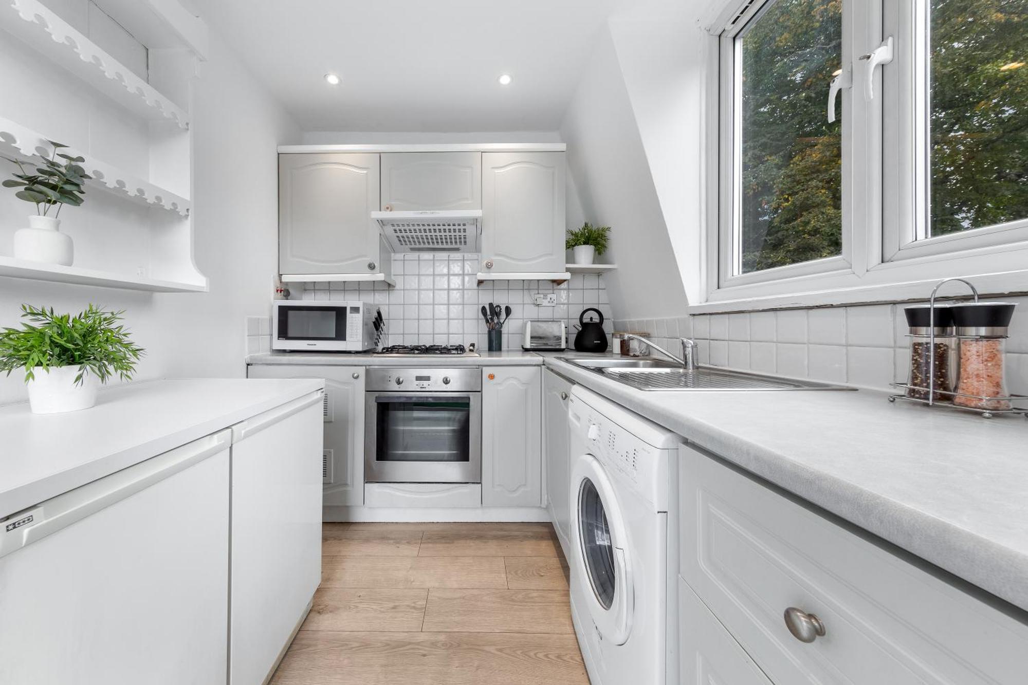 Newly Renovated Kensington 2 Bedroom With Balcony Near Harrods Sleeps 6, 2 Min Walk From Station Londres