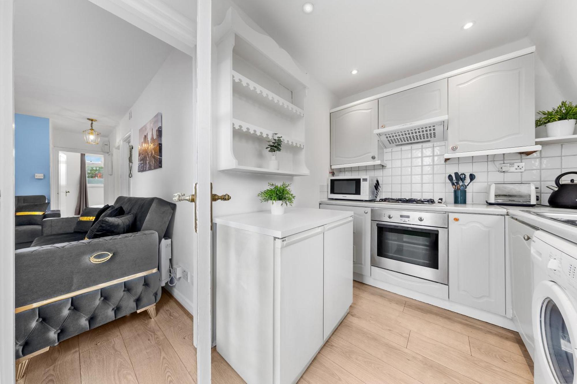 Newly Renovated Kensington 2 Bedroom With Balcony Near Harrods Sleeps 6, 2 Min Walk From Station * Londres