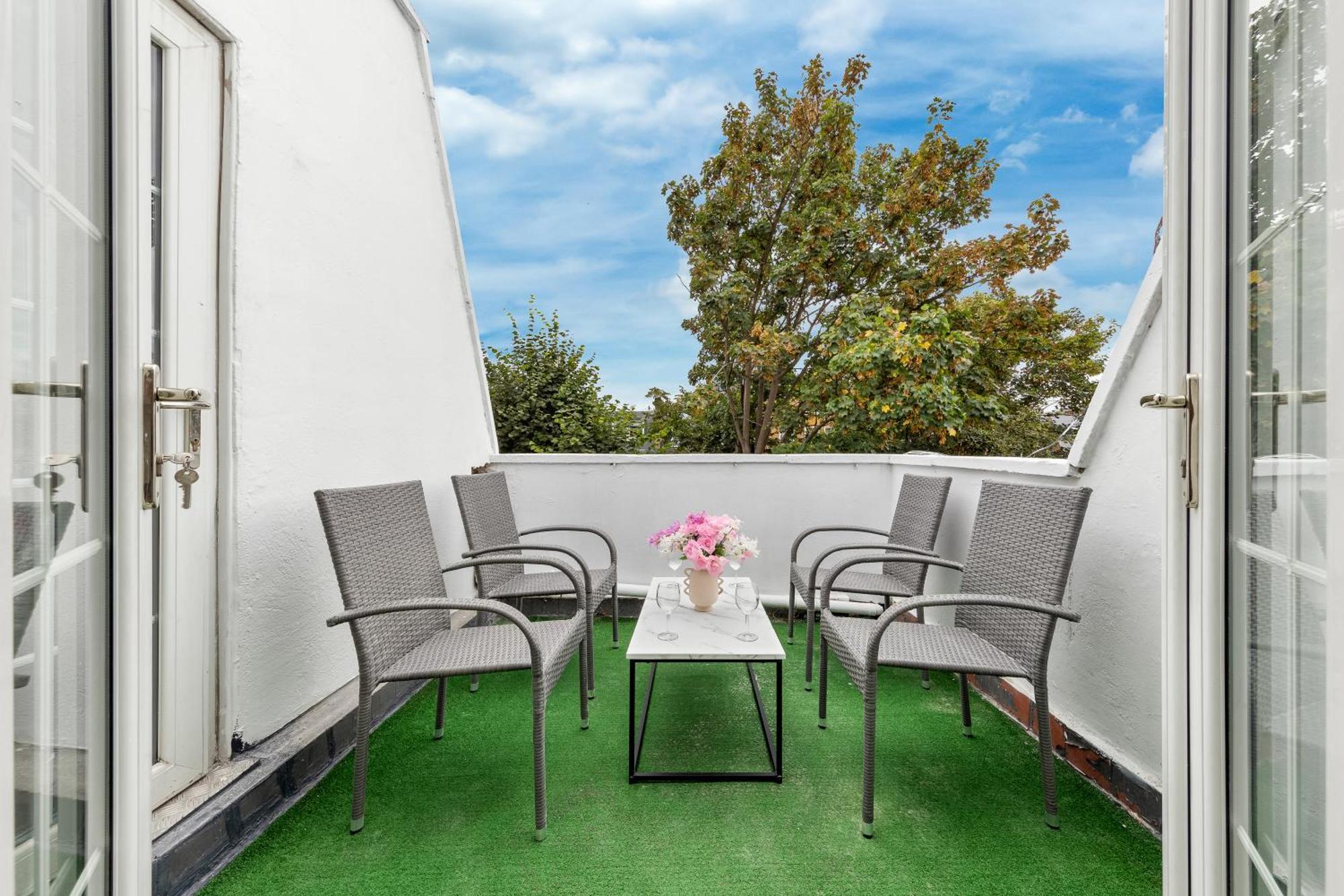 Newly Renovated Kensington 2 Bedroom With Balcony Near Harrods Sleeps 6, 2 Min Walk From Station * Londres