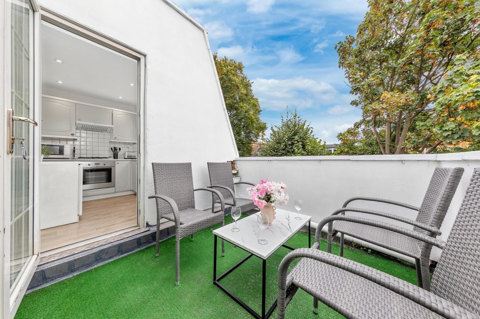 Newly Renovated Kensington 2 Bedroom With Balcony Near Harrods Sleeps 6, 2 Min Walk From Station Appartement Londres