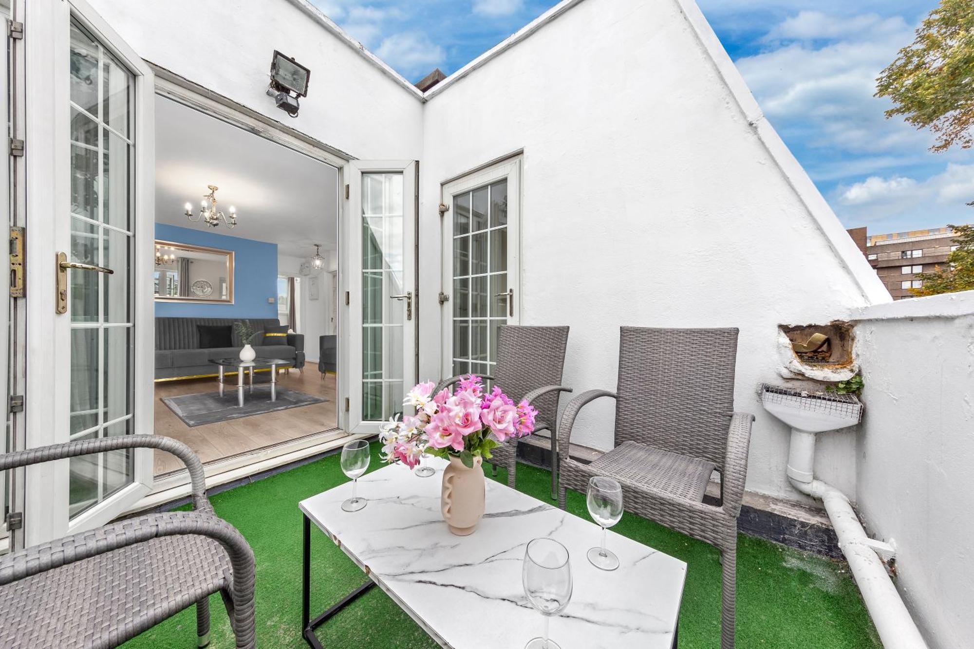 Newly Renovated Kensington 2 Bedroom With Balcony Near Harrods Sleeps 6, 2 Min Walk From Station * Londres