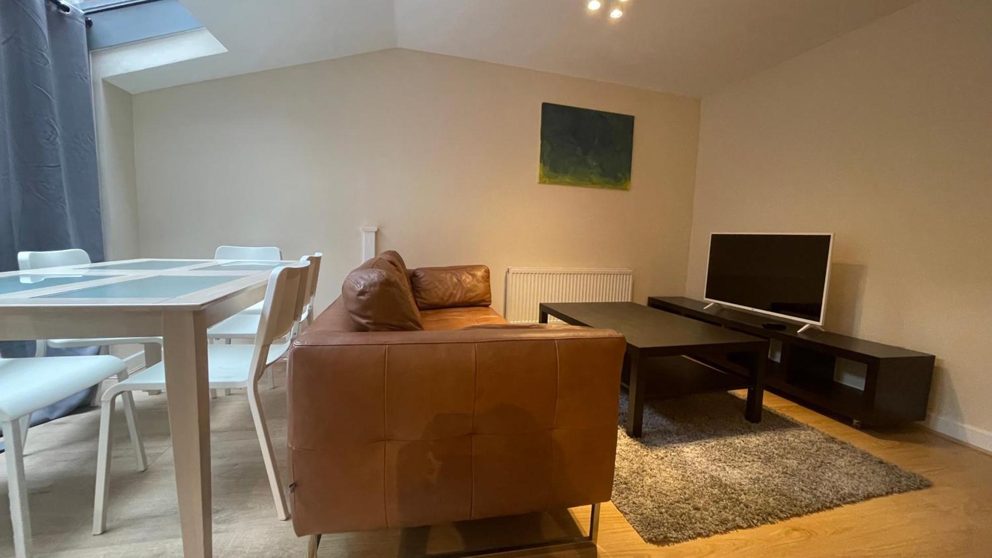 4- Bedroom , 1 Living Flat Near Emirates Stadium *