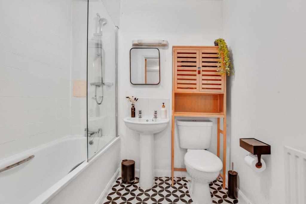 Graceful - Self Contained Spacious 2 Bed Stratford Londen