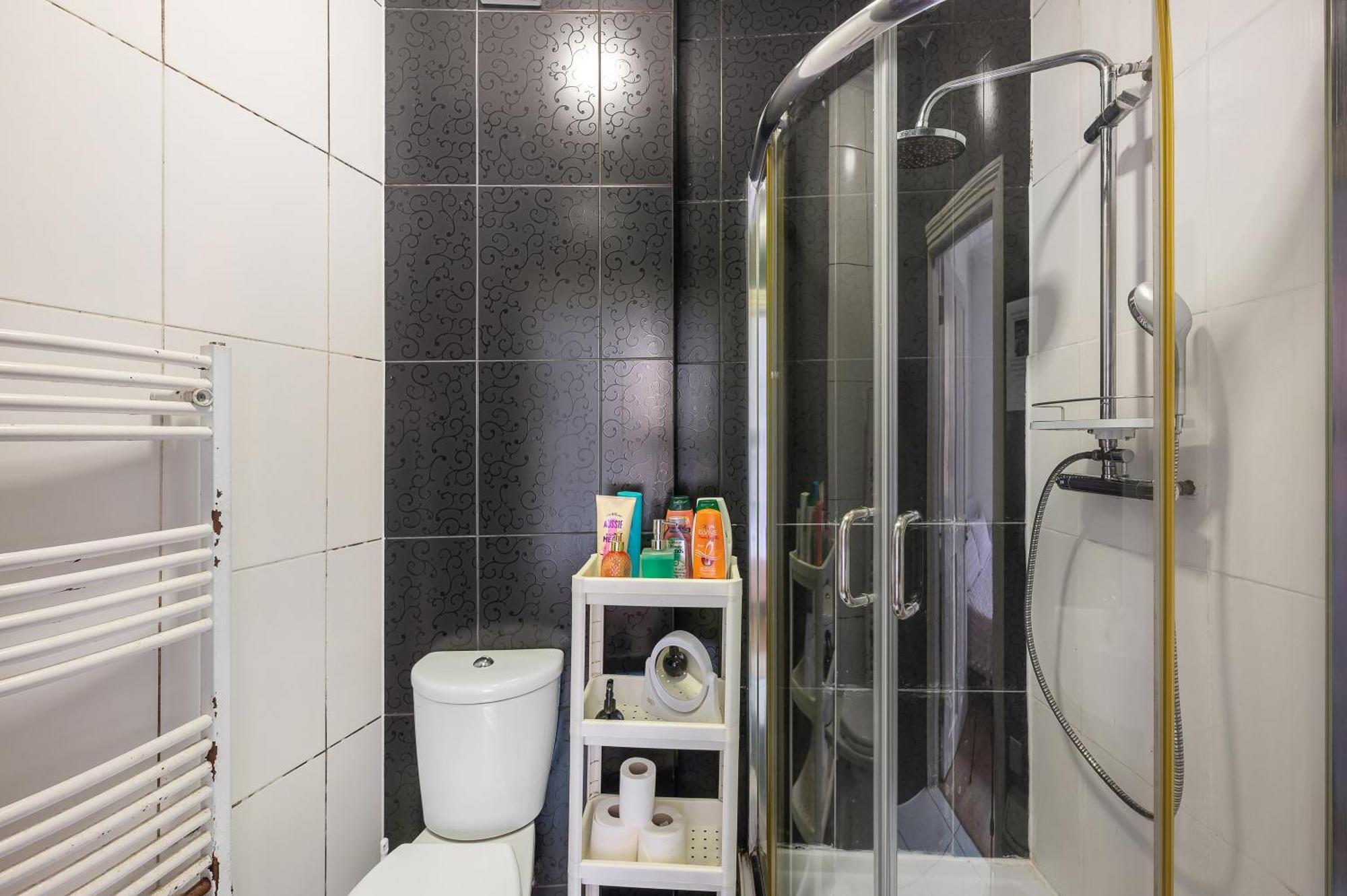 Bright And Spacious 2 Bedroom Flat With Ensuite Bathrooms In Se5 *