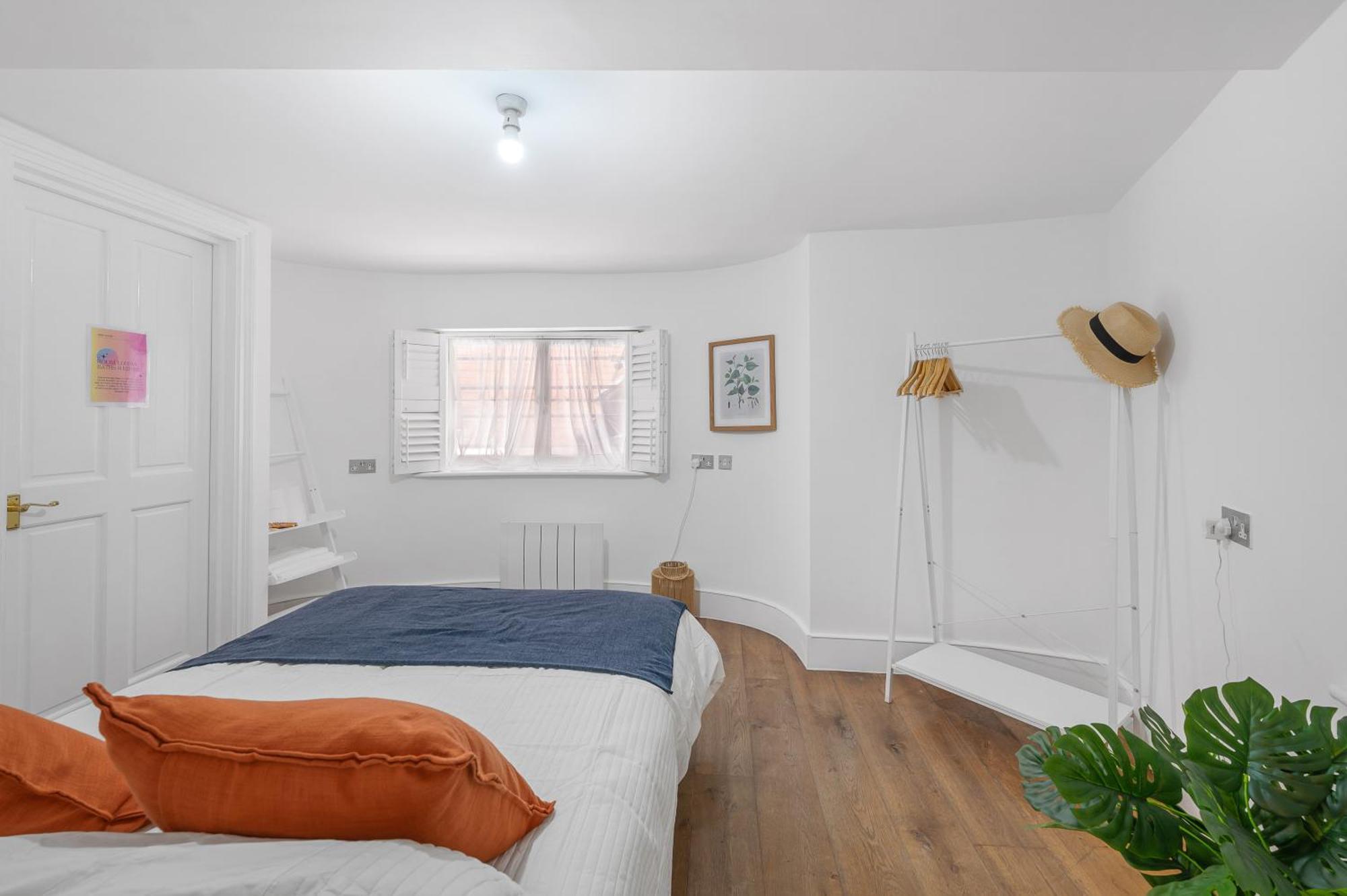 Bright And Spacious 2 Bedroom Flat With Ensuite Bathrooms In Se5 Apartment