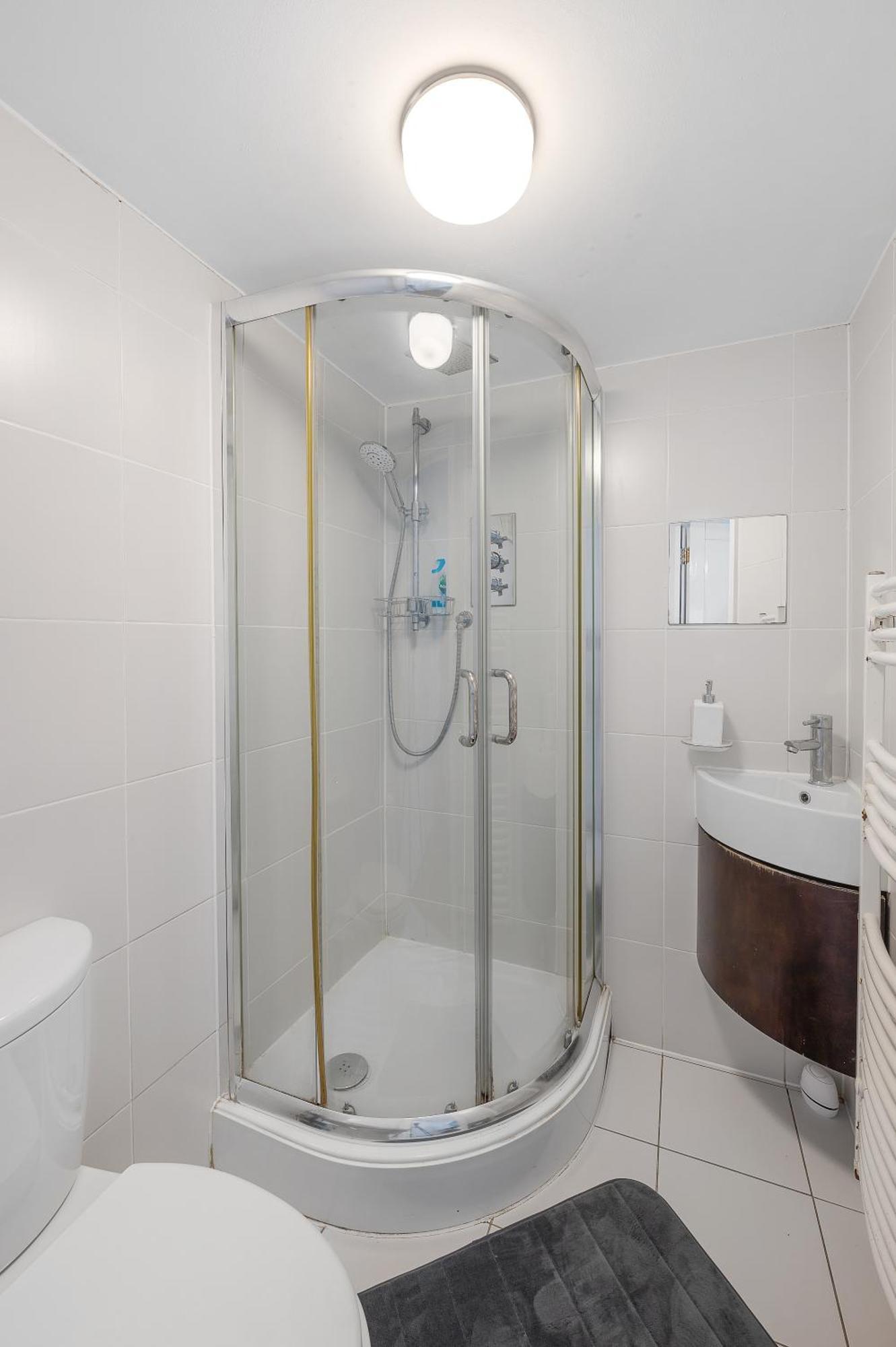 Apartment Bright And Spacious 2 Bedroom Flat With Ensuite Bathrooms In Se5 London