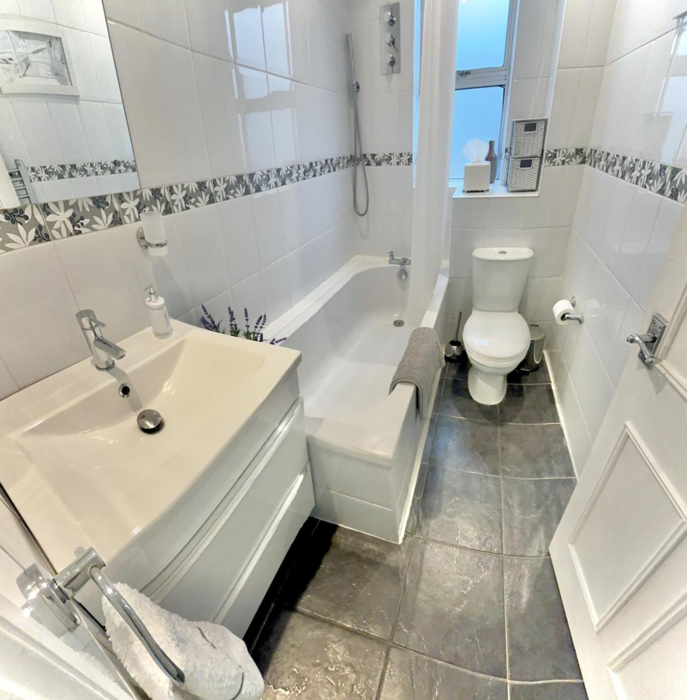 Beautiful 2 Bedroom Wimbledon, 2 Min Walk To Wimbledon Station Appartement