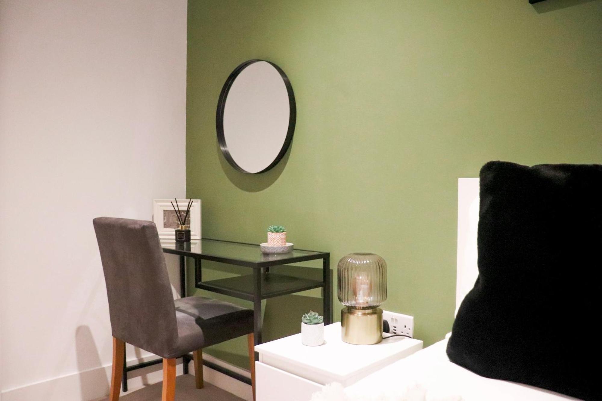 Luxury 2 Bedroom Near With Balcony - Open For Long And Families Relocatings Appartement *