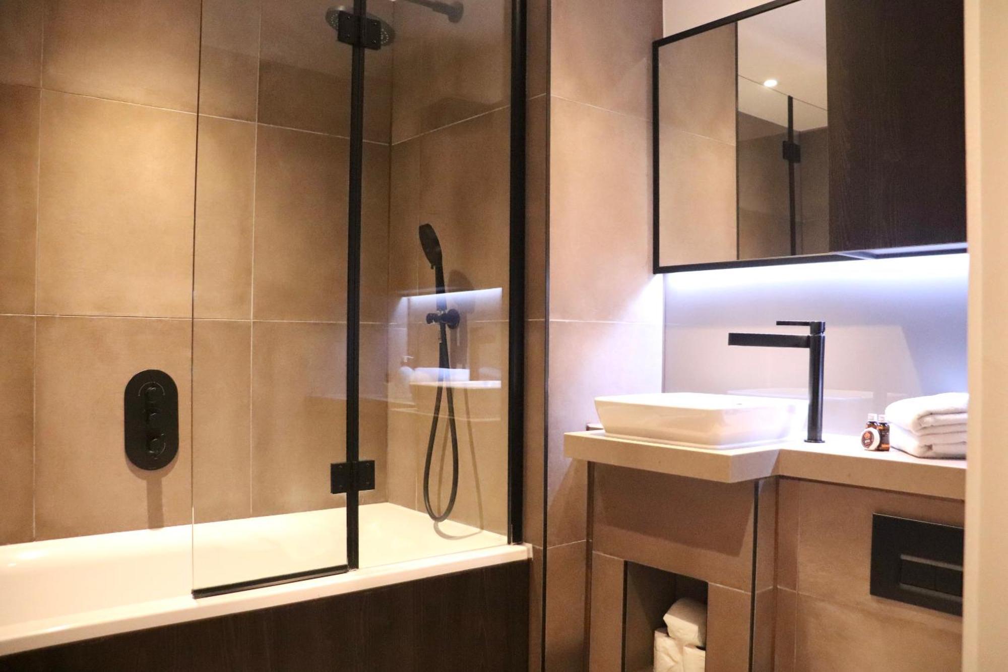 Luxury 2 Bedroom Near With Balcony - Open For Long And Families Relocatings Appartement *