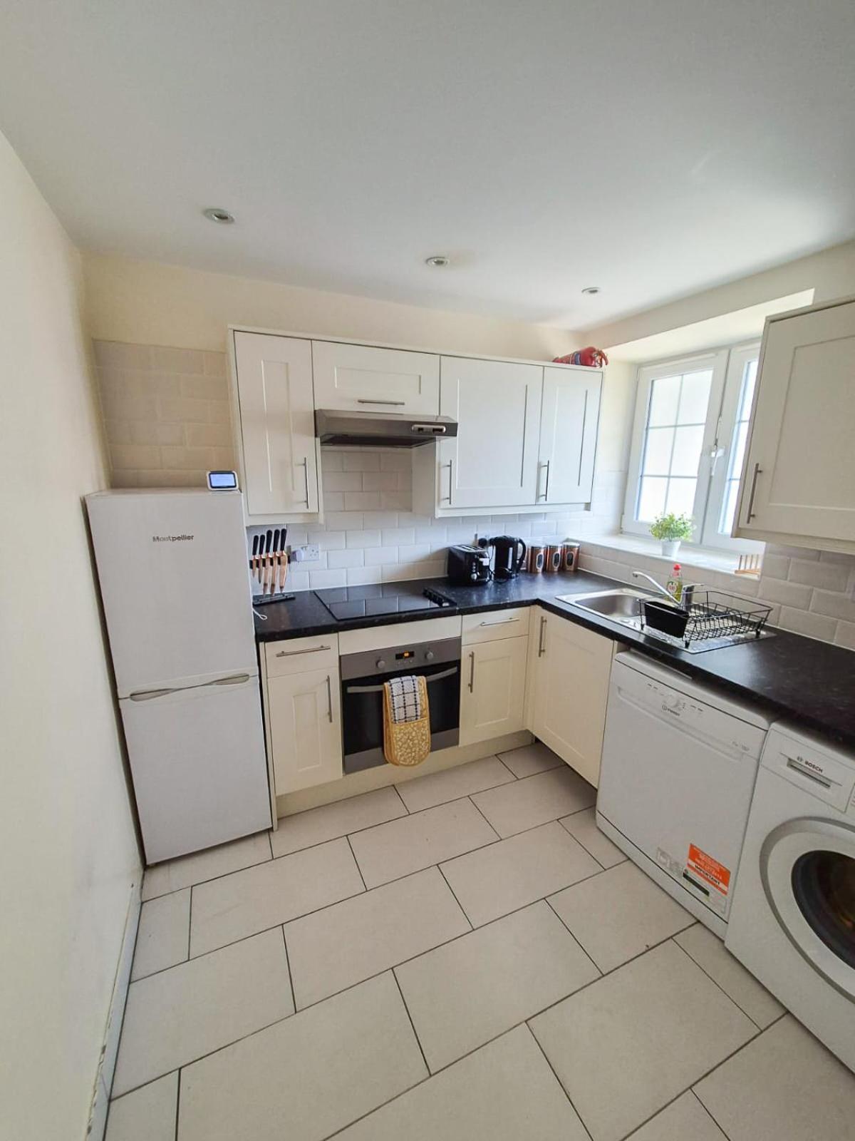 Refined 2 Bedroom Flat Few Steps From The Oval *