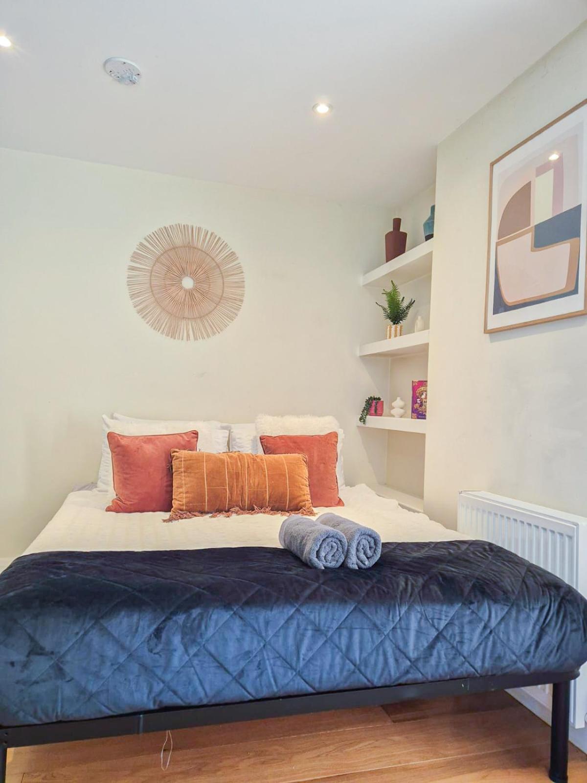 Refined 2 Bedroom Flat Few Steps From The Oval *