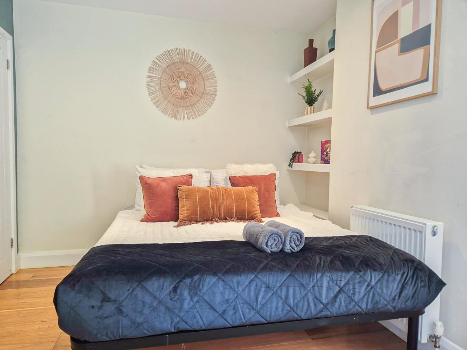 Refined 2 Bedroom Flat Few Steps From The Oval