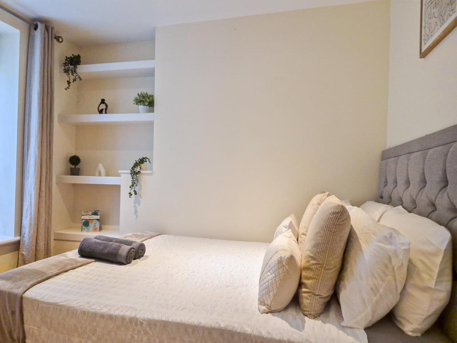 Refined 2 Bedroom Flat Few Steps From The Oval *