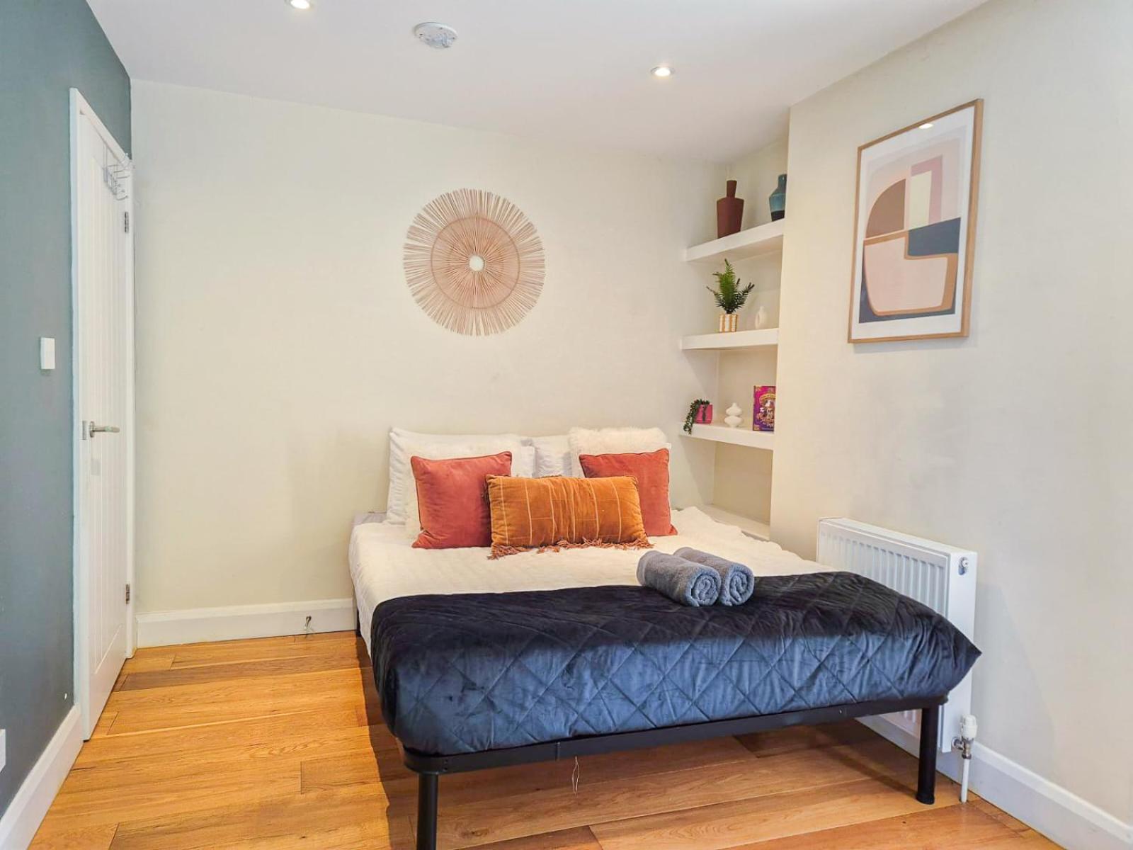 Refined 2 Bedroom Flat Few Steps From The Oval