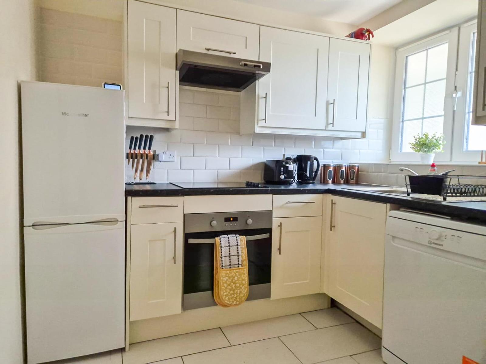 Refined 2 Bedroom Flat Few Steps From The Oval *