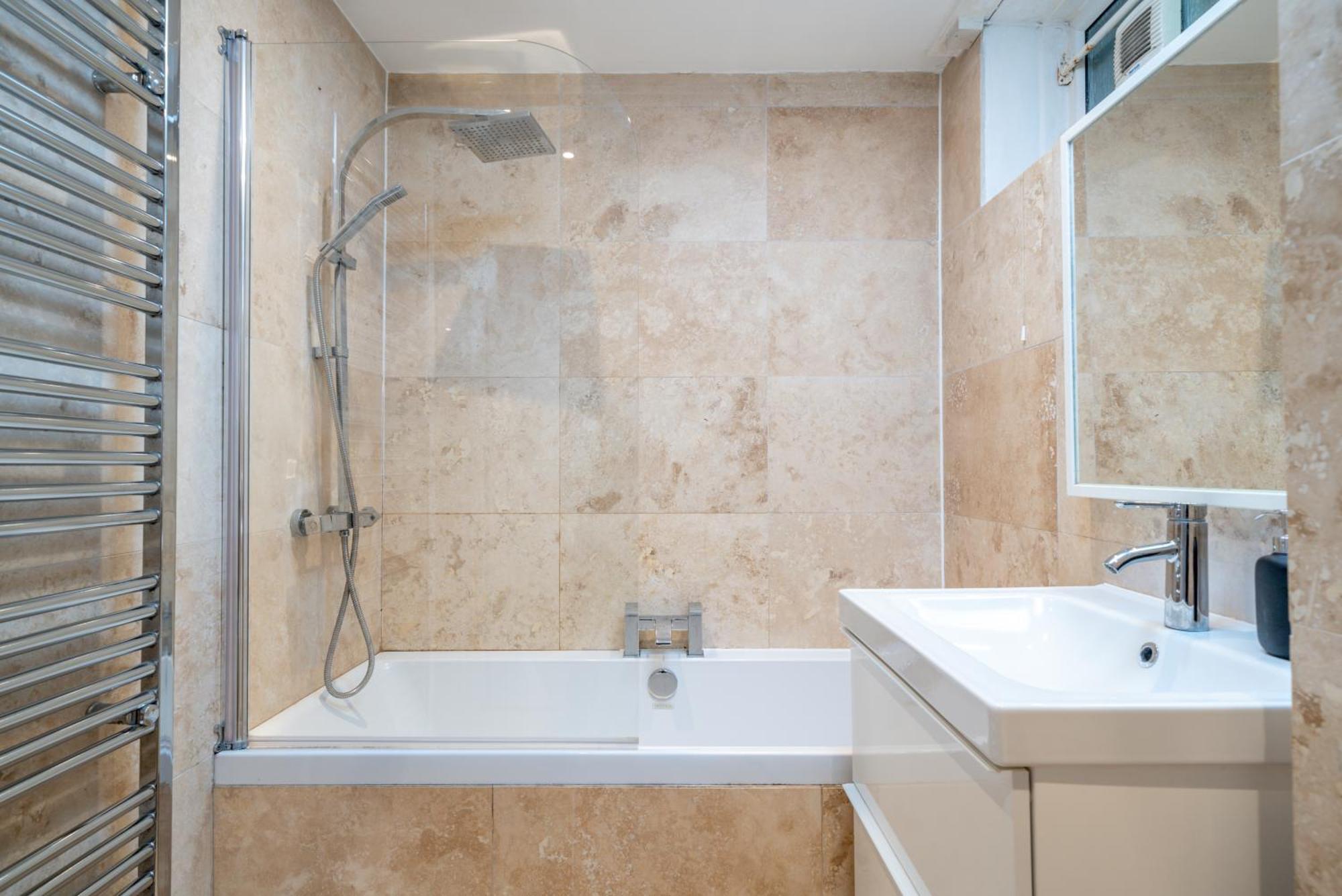 Modern & Spacious Canary Wharf Apartment, Prime Location, Balcony, Near O2, Excel, Airport & Greenwich Appartement Londres
