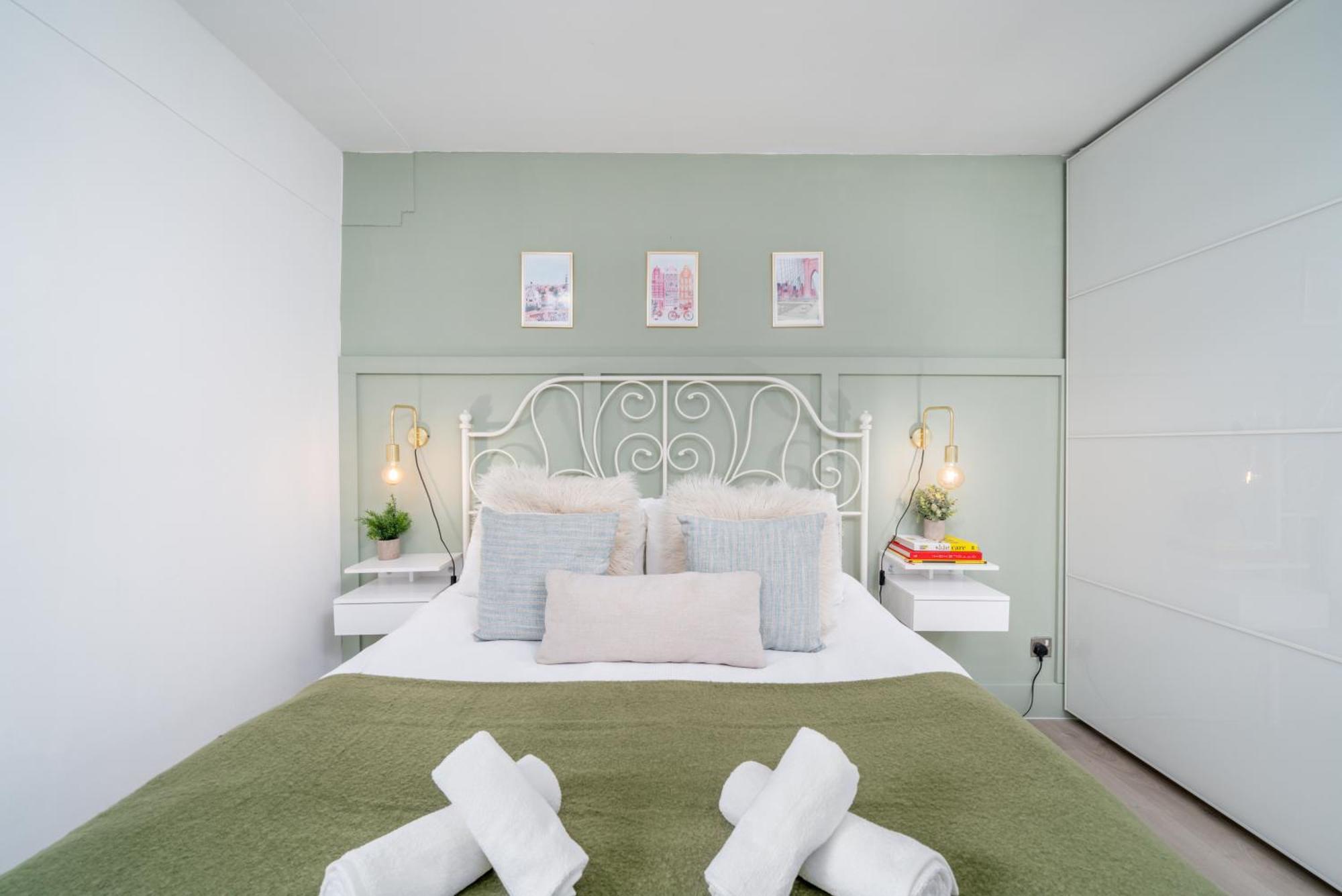 Modern & Spacious Canary Wharf Apartment, Prime Location, Balcony, Near O2, Excel, Airport & Greenwich Appartement Londres