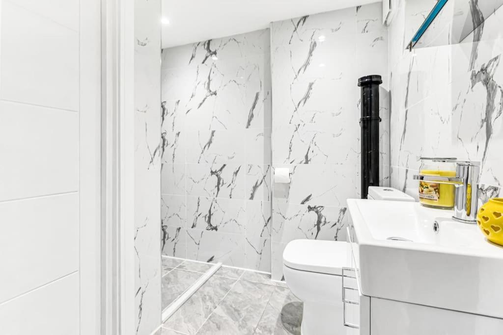 Luxstay Holland Park With Ac Apartamento Londres