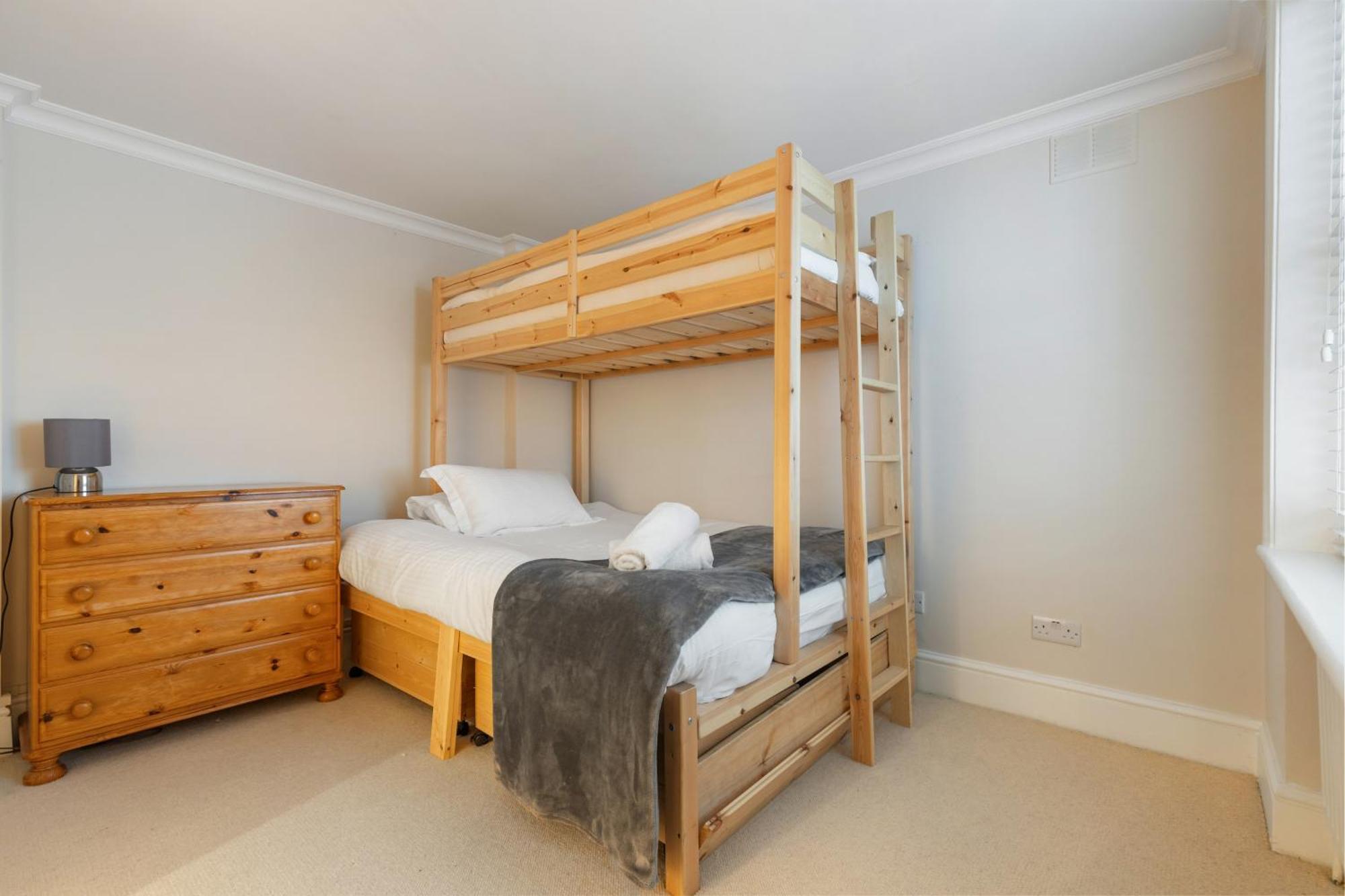 Kensington Spacious Apartment *
