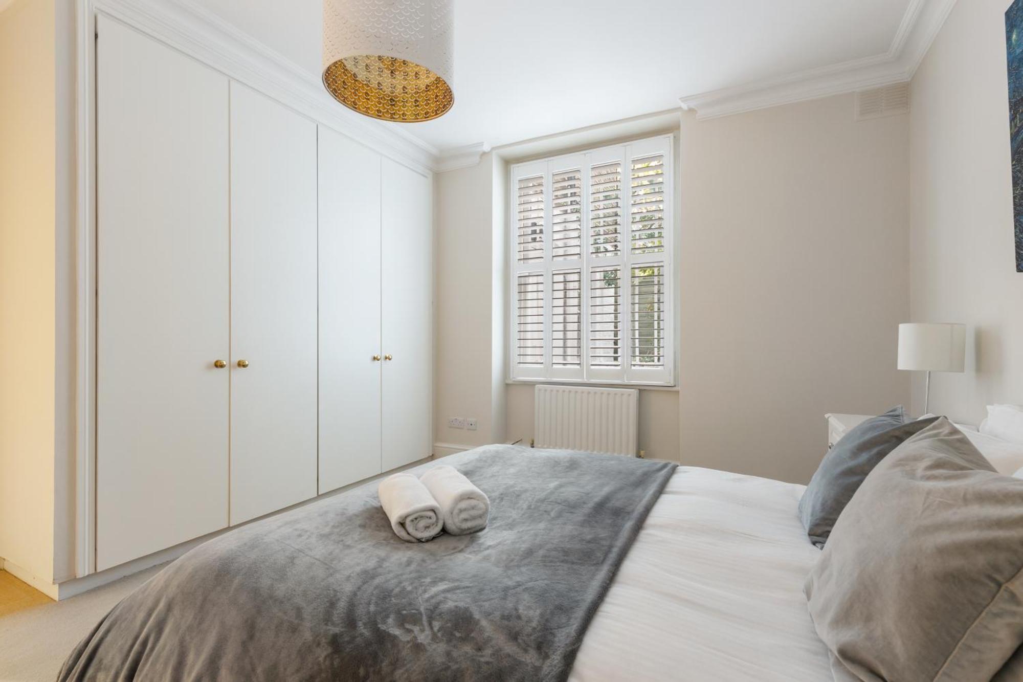 Kensington Spacious Apartment