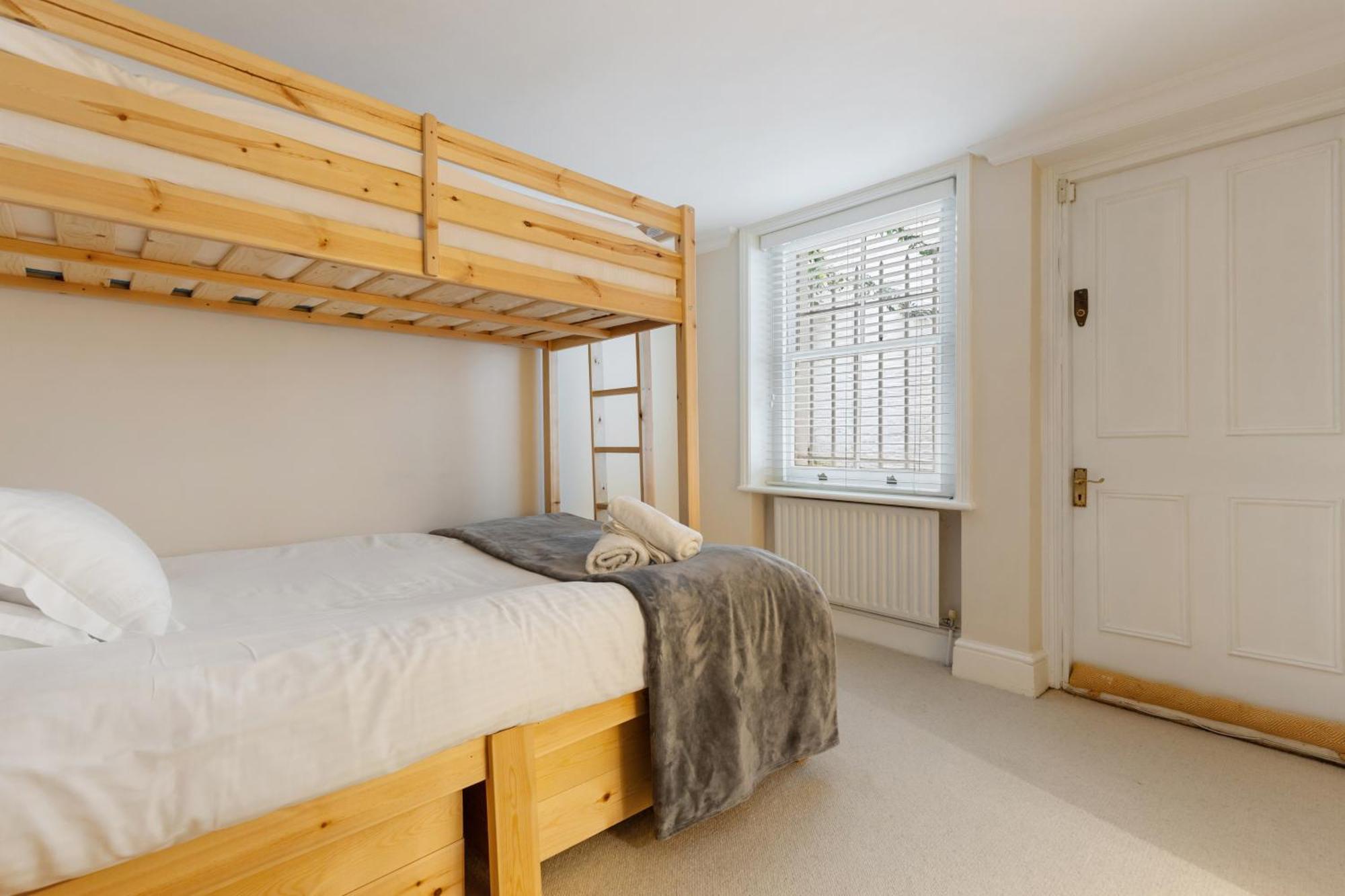 Kensington Spacious Apartment *