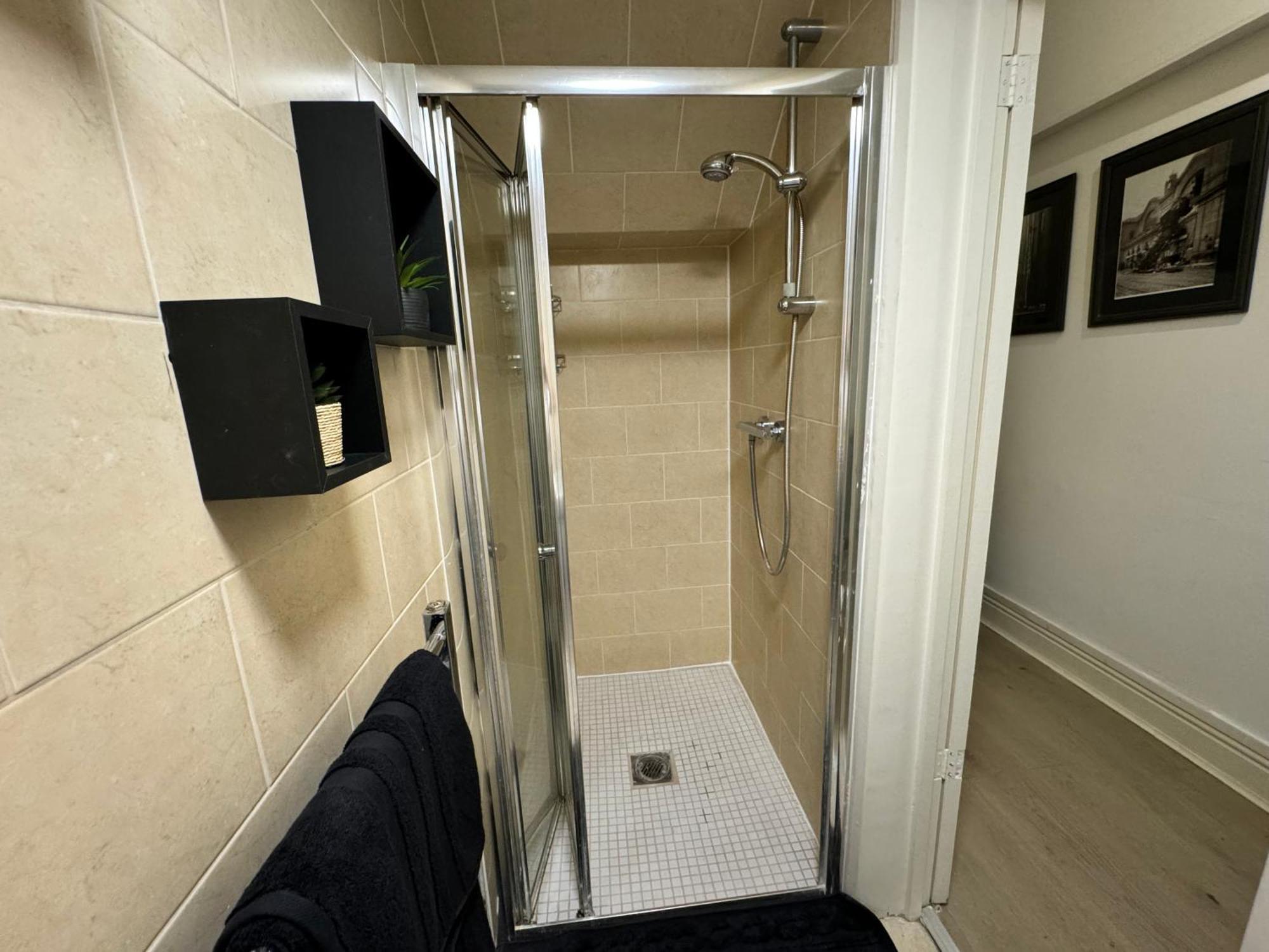 Stunning Refurbished With A Private Courtyard To Enjoy! Apartment London