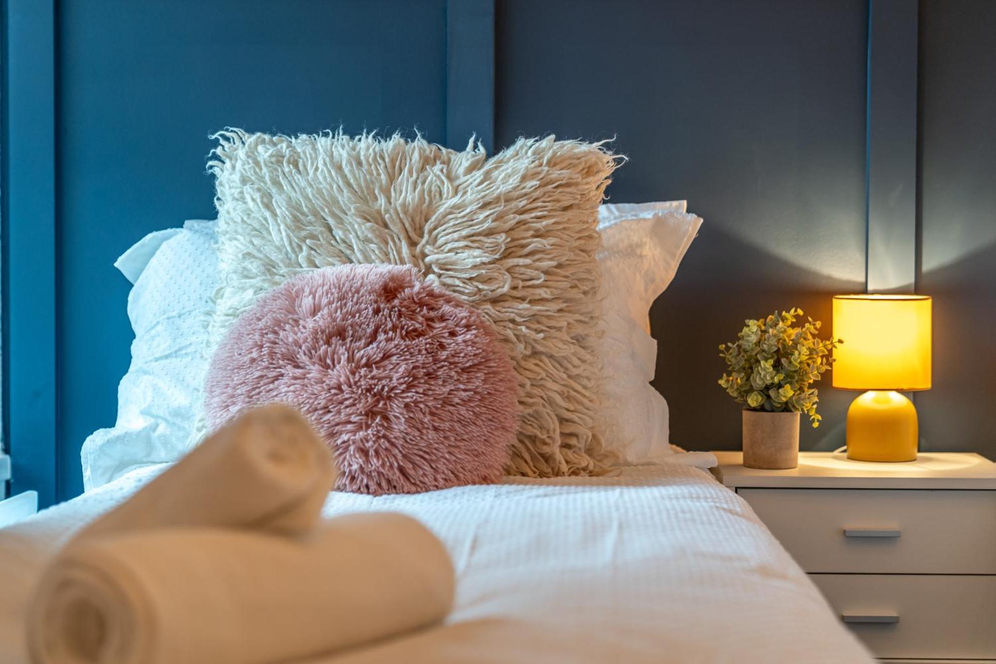 Modern & Spacious Canary Wharf Apartment, Prime Location, Balcony, Near O2, Excel, Airport & Greenwich Appartement Londres