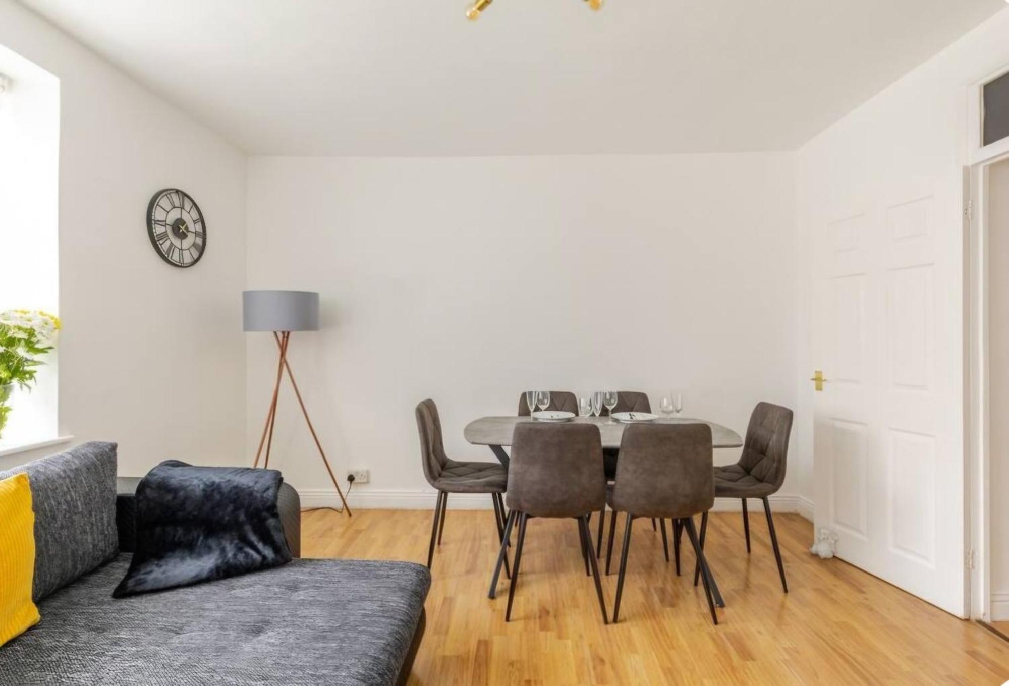 Spacious Two Bedroom In Battersea, Free Parking