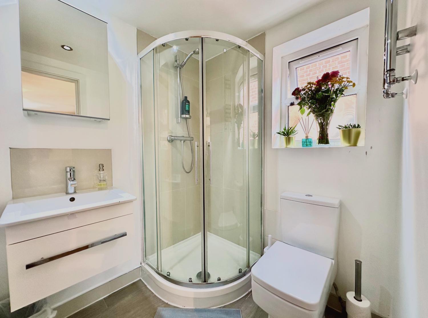 Stunning Business Travellers Studio En-Suite Bathroom Garden View