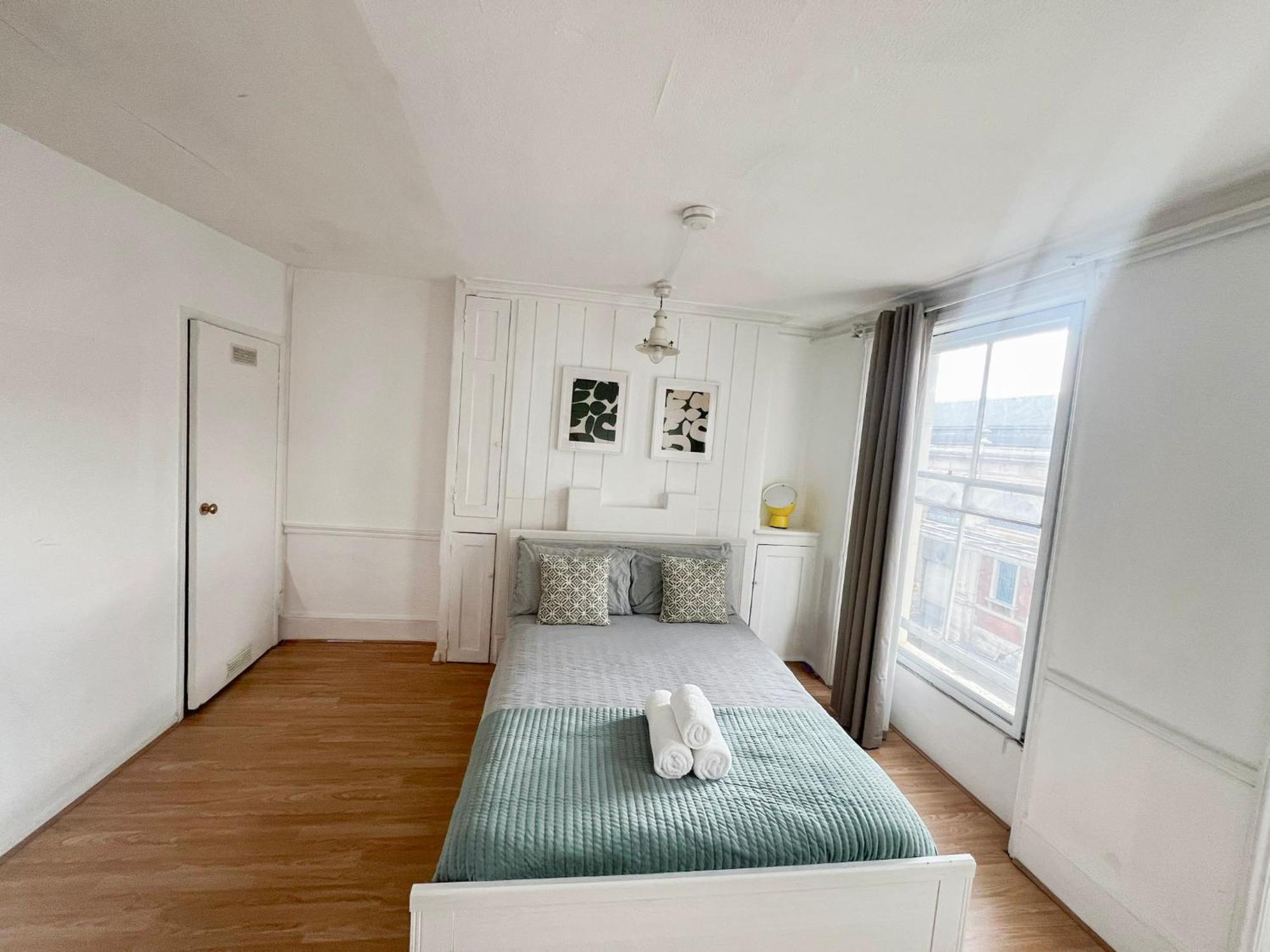 2 Bedroom Flat A Short Walk Away To Barbican Centre Near Farringdon, Old St *