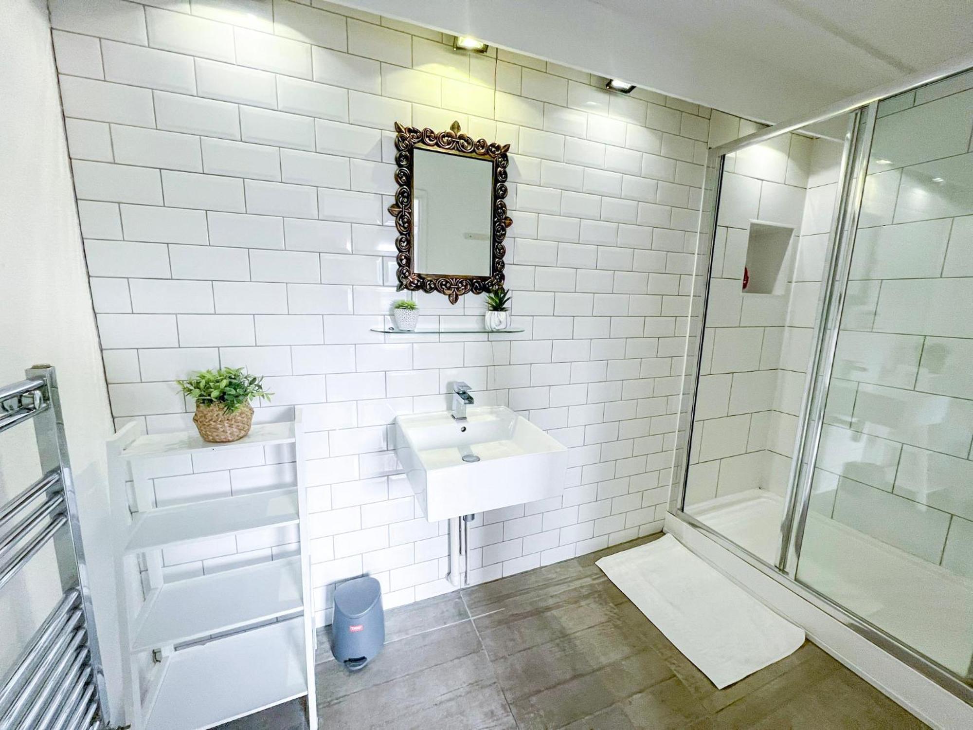 2 Bedroom Flat A Short Walk Away To Barbican Centre Near Farringdon, Old St *