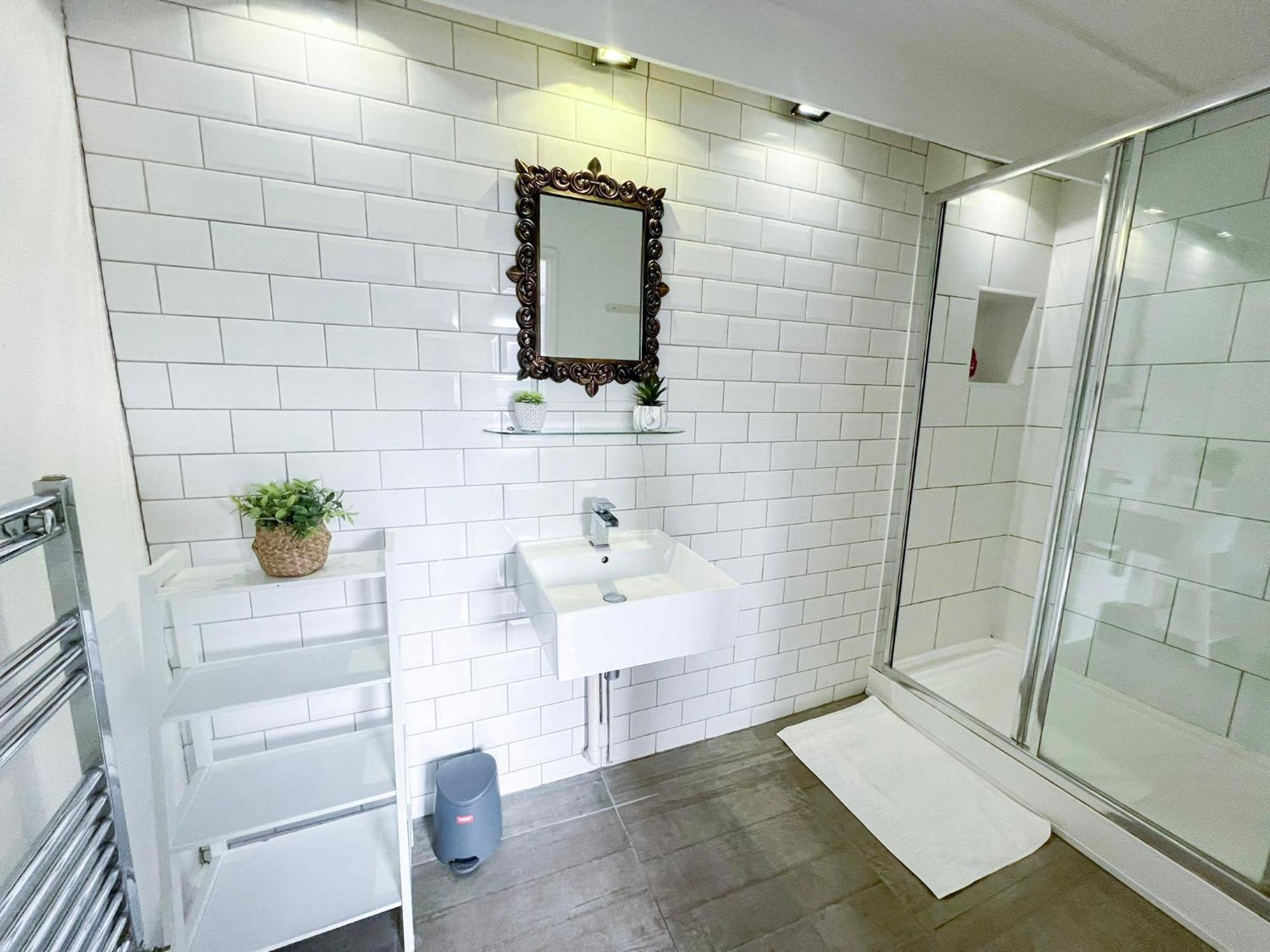 2 Bedroom Flat A Short Walk Away To Barbican Centre Near Farringdon, Old St Londen