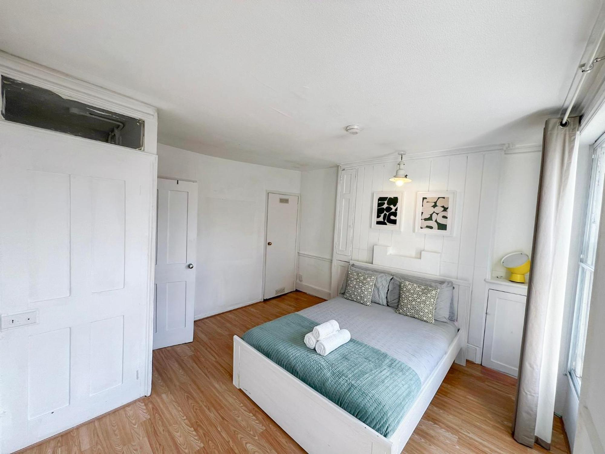 2 Bedroom Flat A Short Walk Away To Barbican Centre Near Farringdon, Old St Appartement *
