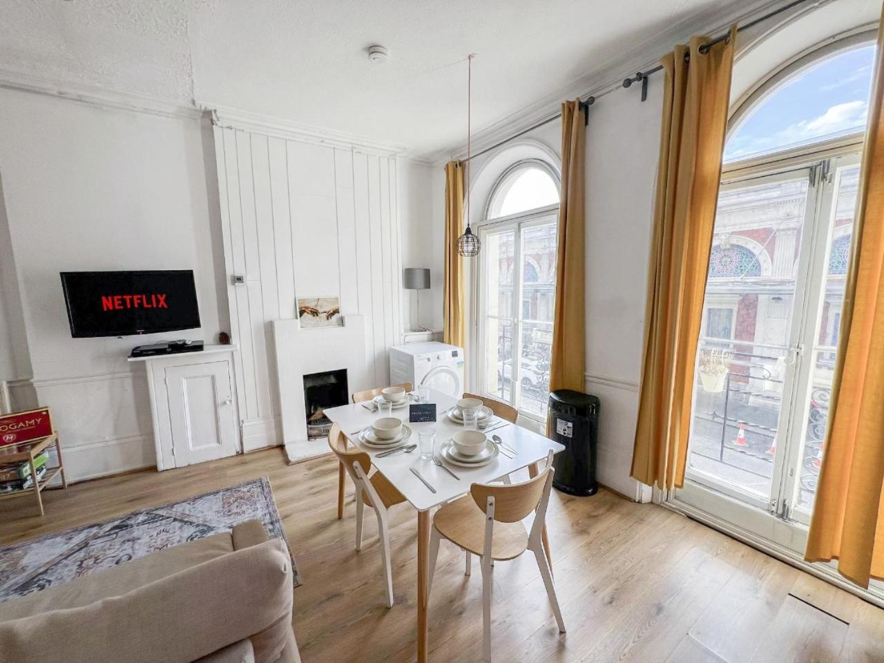 2 Bedroom Flat A Short Walk Away To Barbican Centre Near Farringdon, Old St Londen