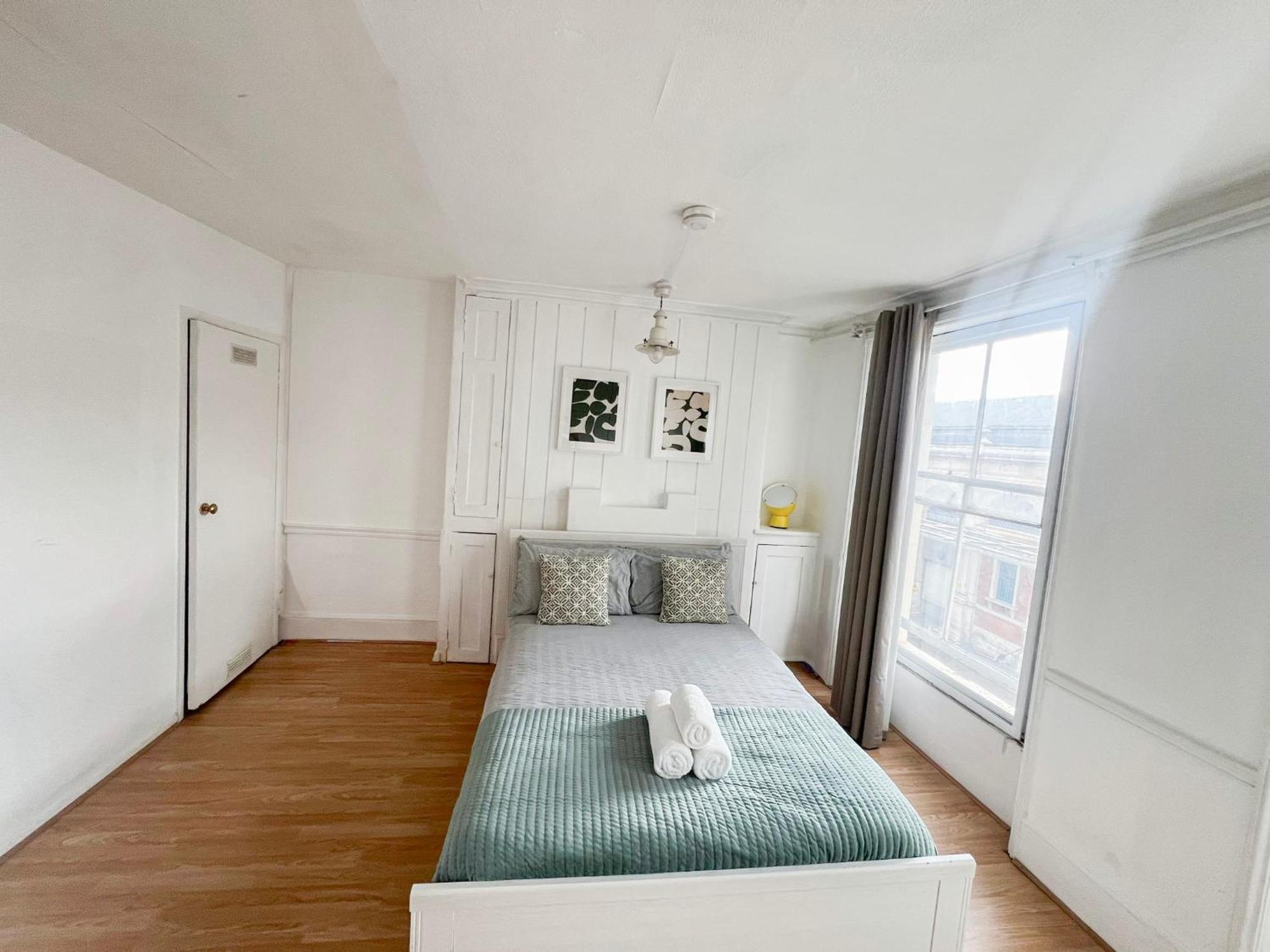 2 Bedroom Flat A Short Walk Away To Barbican Centre Near Farringdon, Old St Appartement