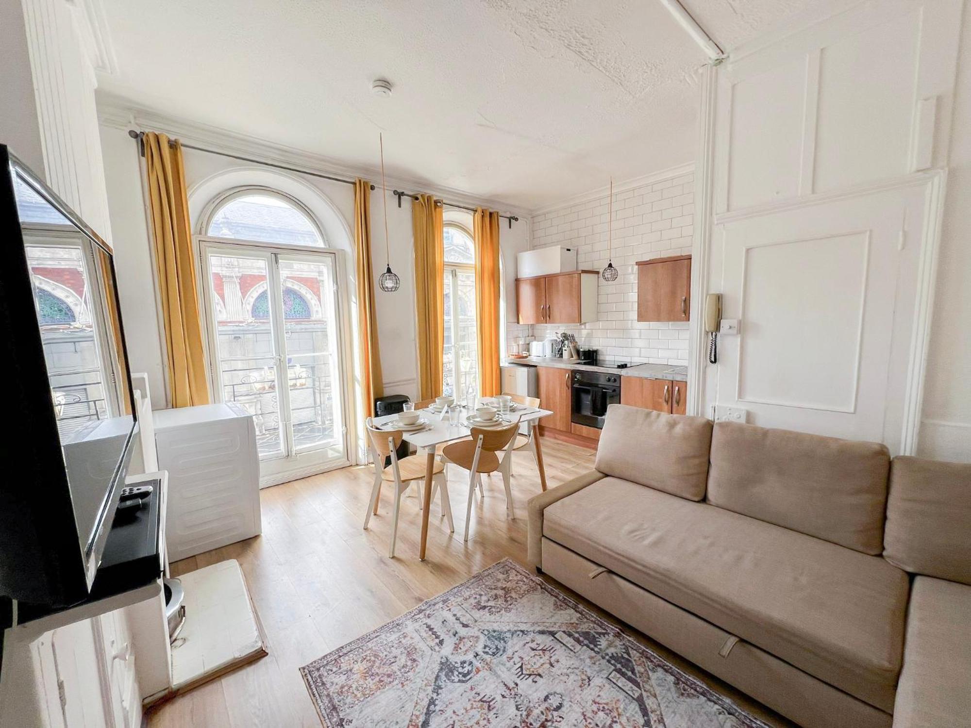 2 Bedroom Flat A Short Walk Away To Barbican Centre Near Farringdon, Old St Appartement Londen