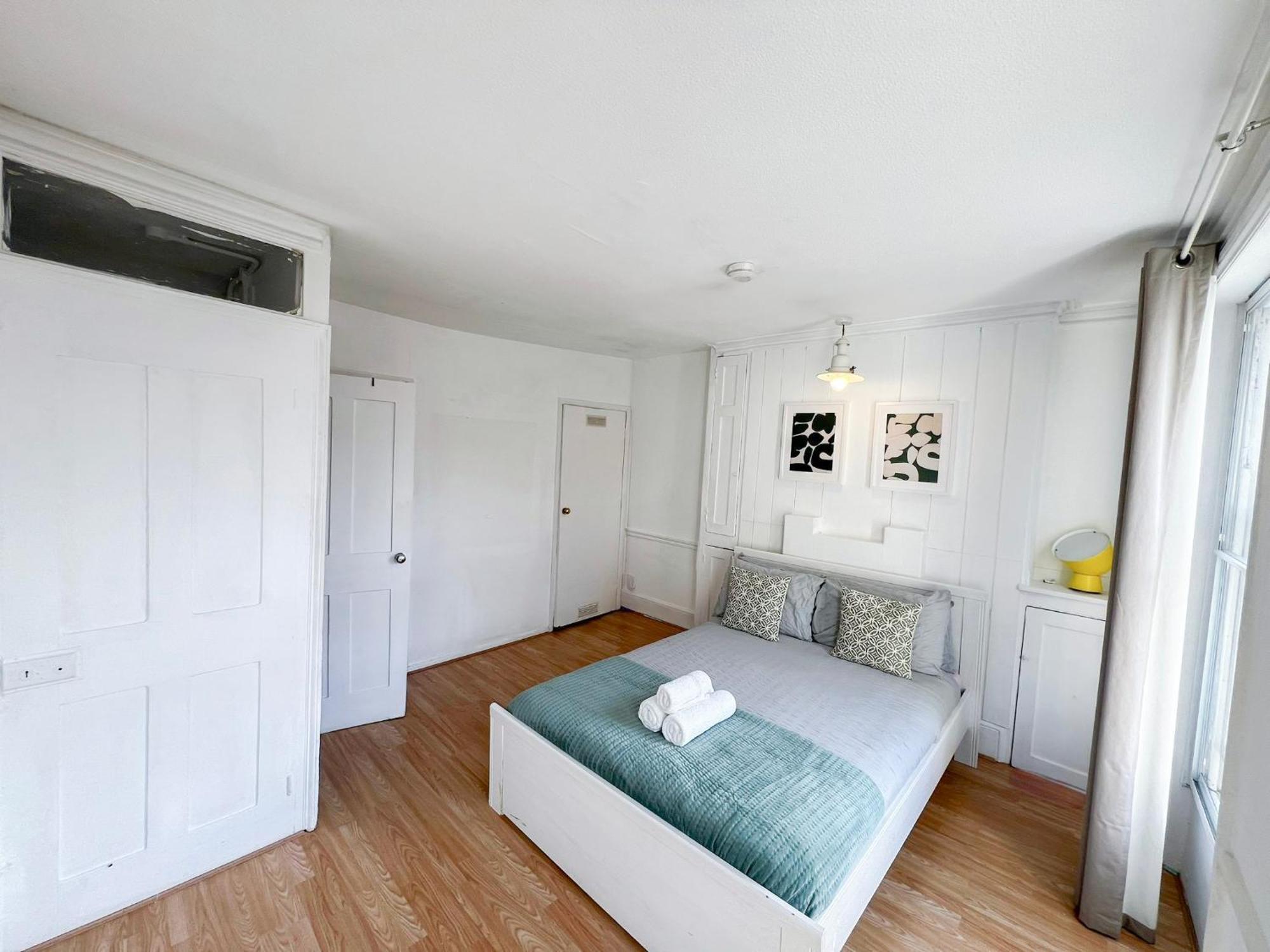 2 Bedroom Flat A Short Walk Away To Barbican Centre Near Farringdon, Old St * Londen