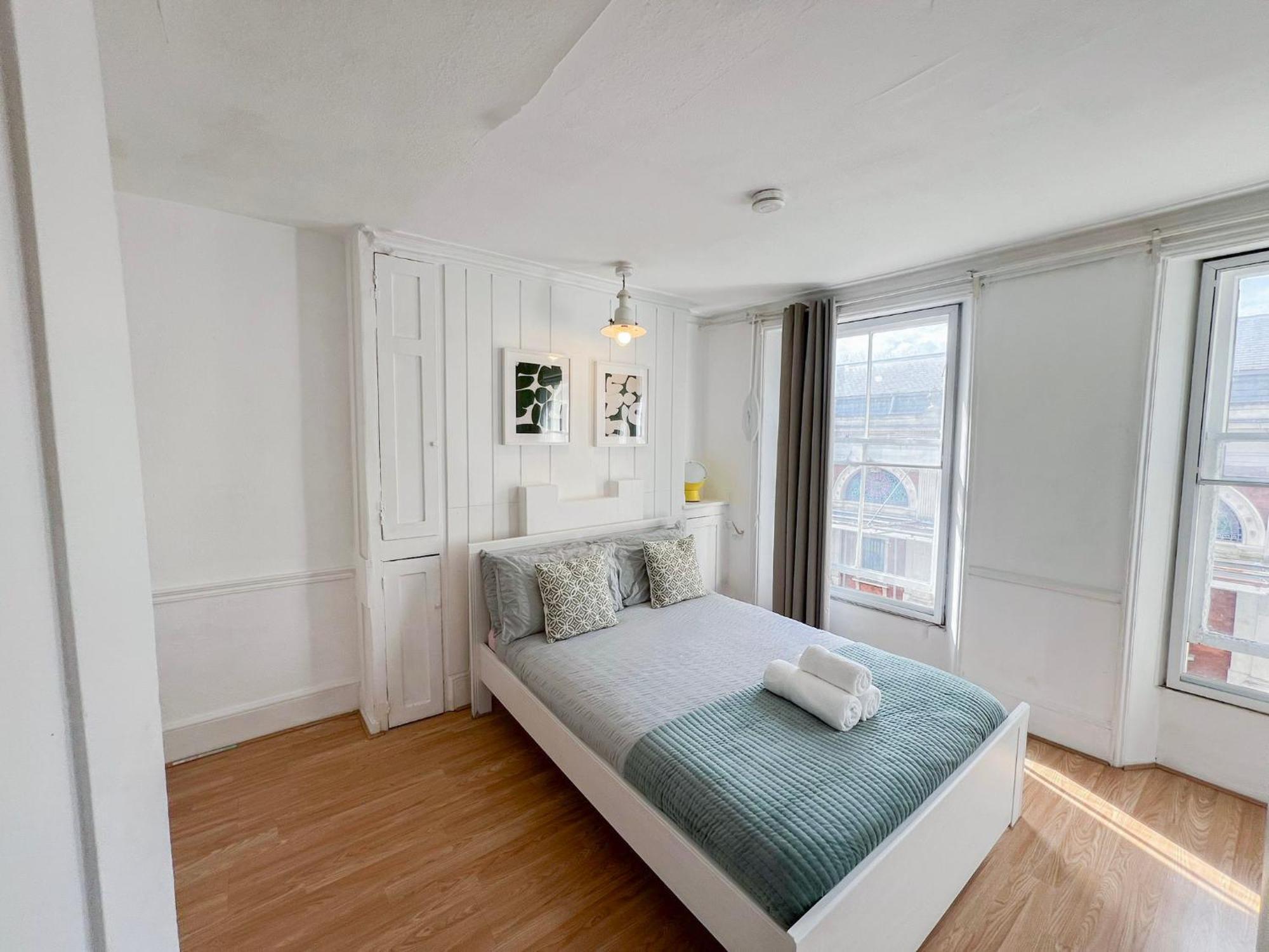 2 Bedroom Flat A Short Walk Away To Barbican Centre Near Farringdon, Old St * Londen