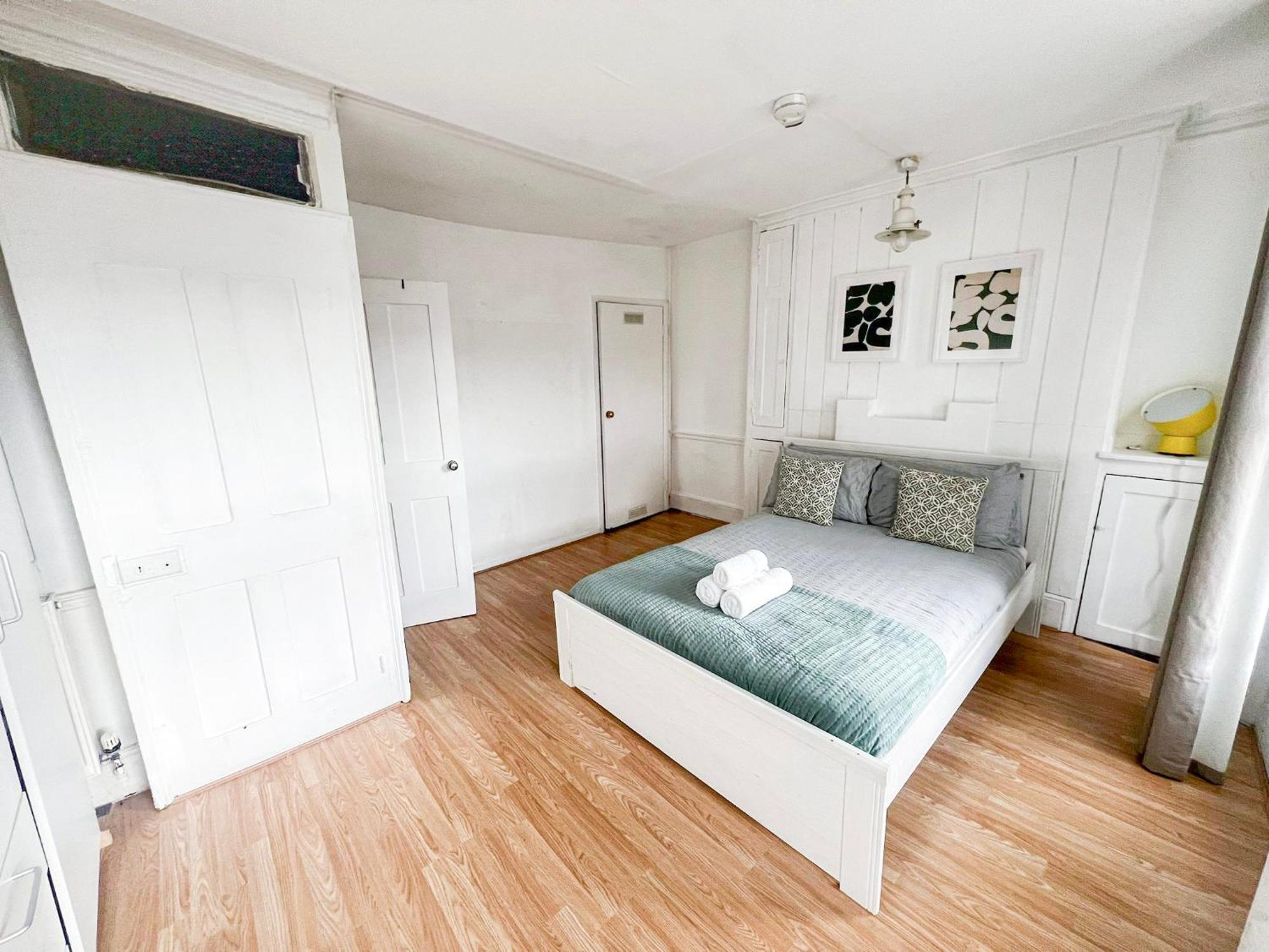 2 Bedroom Flat A Short Walk Away To Barbican Centre Near Farringdon, Old St