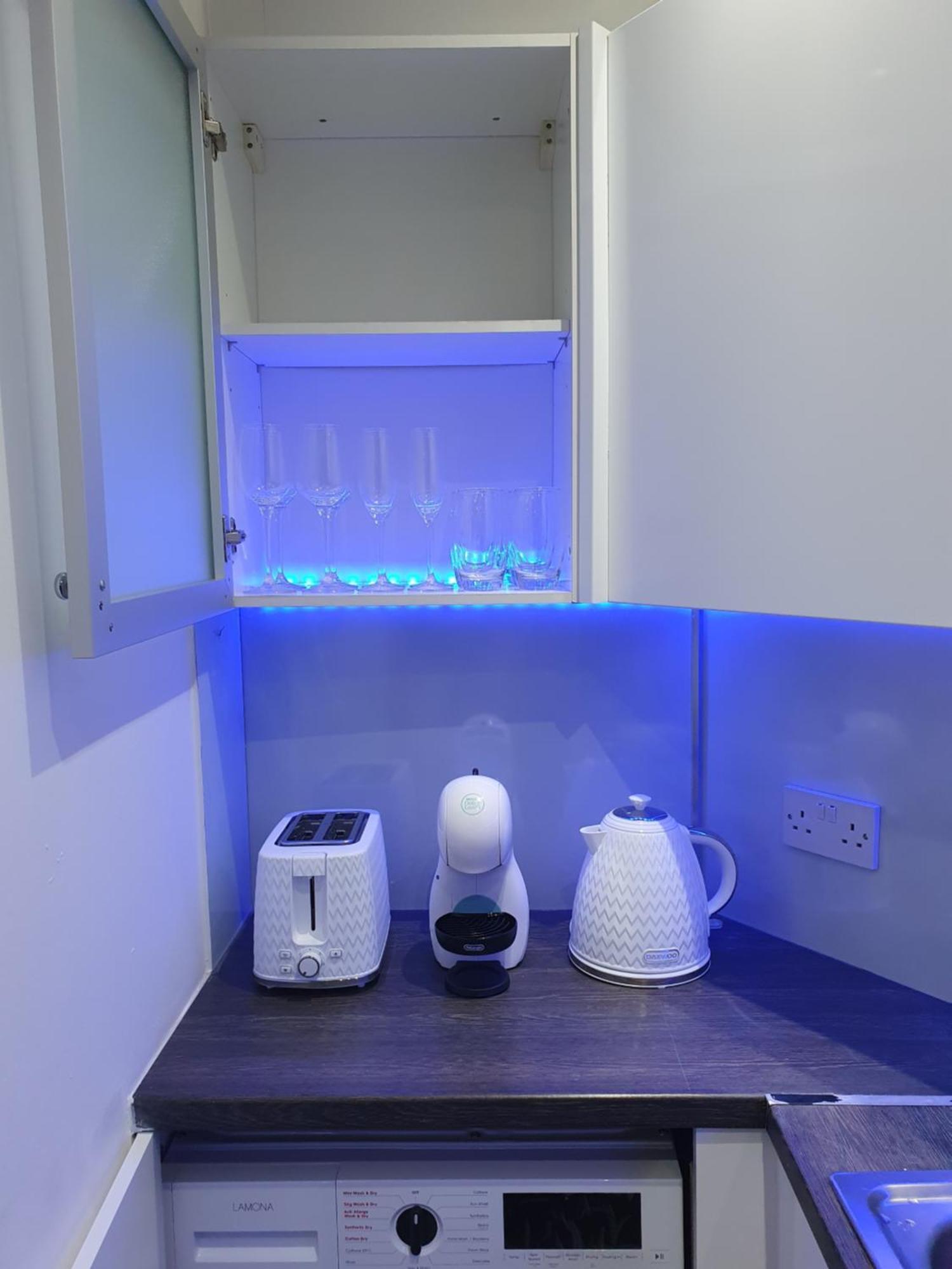 Cosy 1 & 2 Bedroom Zone 1 *