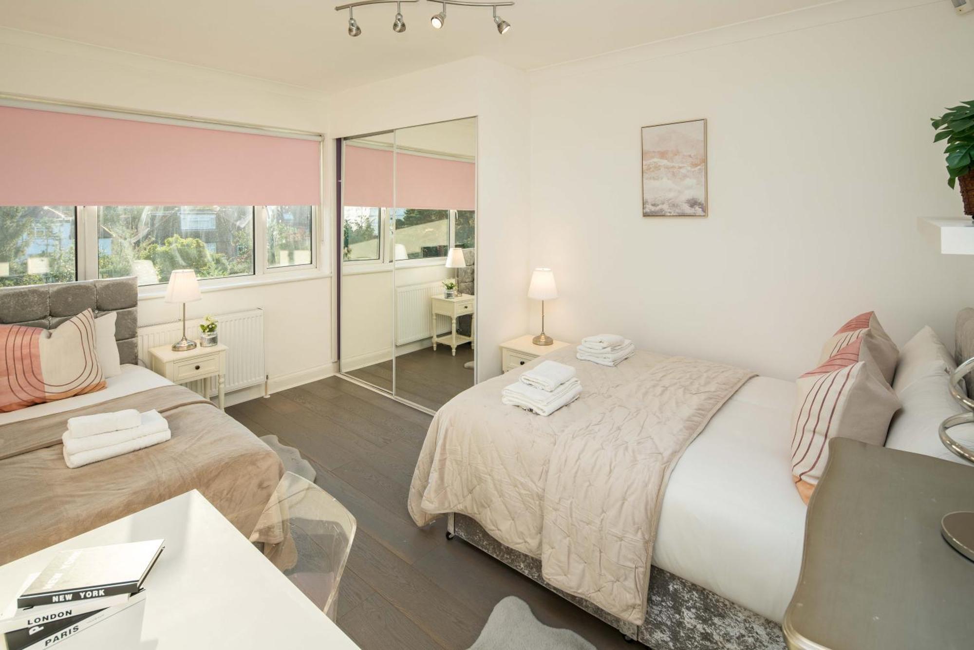 Luxury Pool House With Free Parking - Unico Residences Londres
